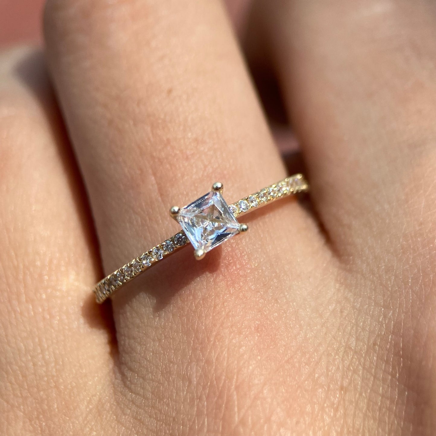 10k yellow gold ring with princess cut zirconia Code: MAN282