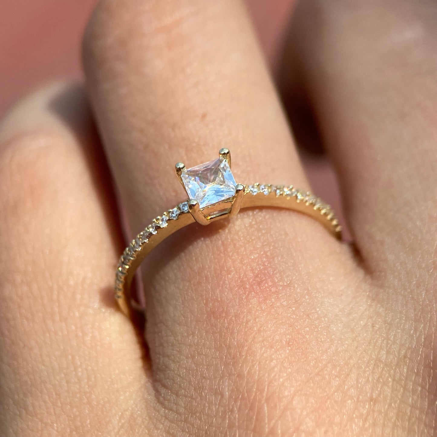 10k yellow gold ring with princess cut zirconia Code: MAN282