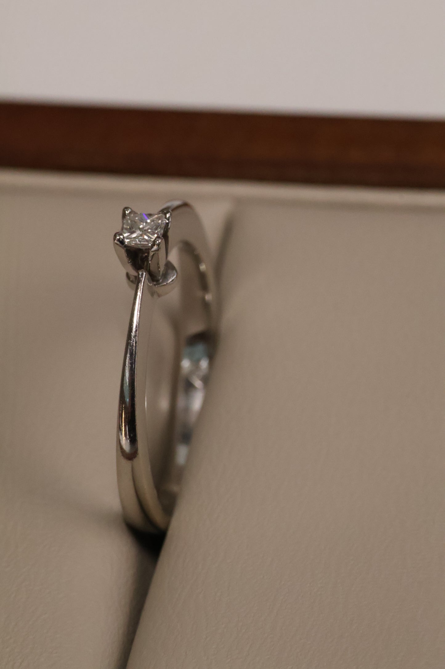 Anillo OF1015 en oro blanco 14k con diamante natural .10ct