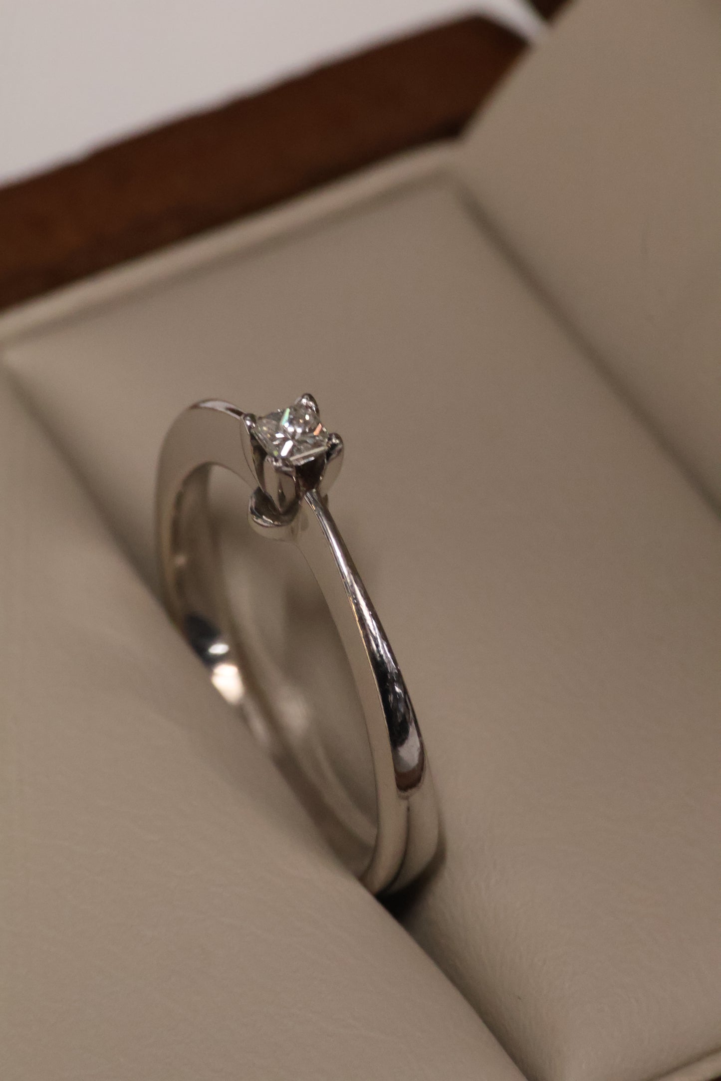 Anillo OF1015 en oro blanco 14k con diamante natural .10ct