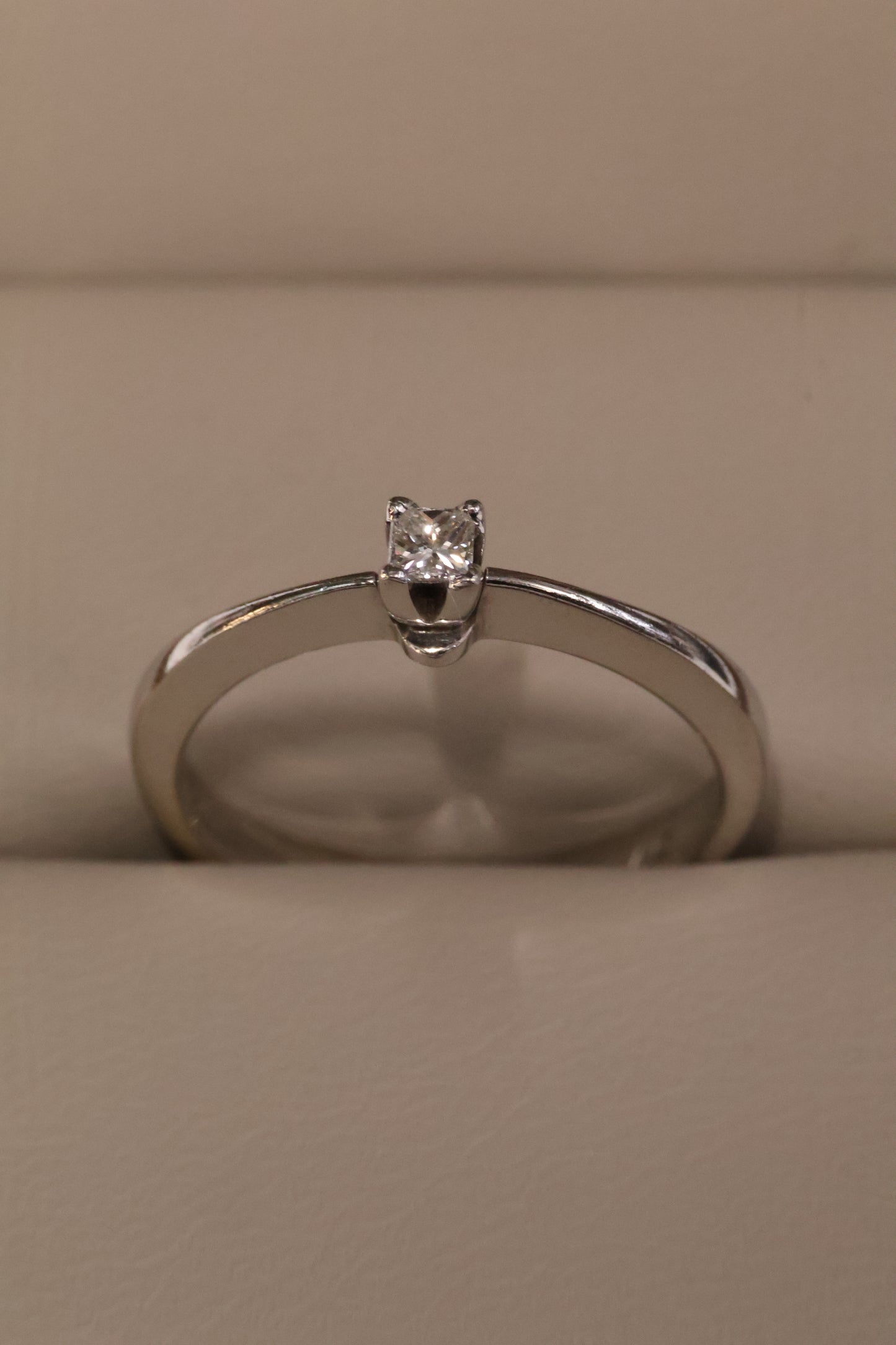 Anillo OF1015 en oro blanco 14k con diamante natural .10ct