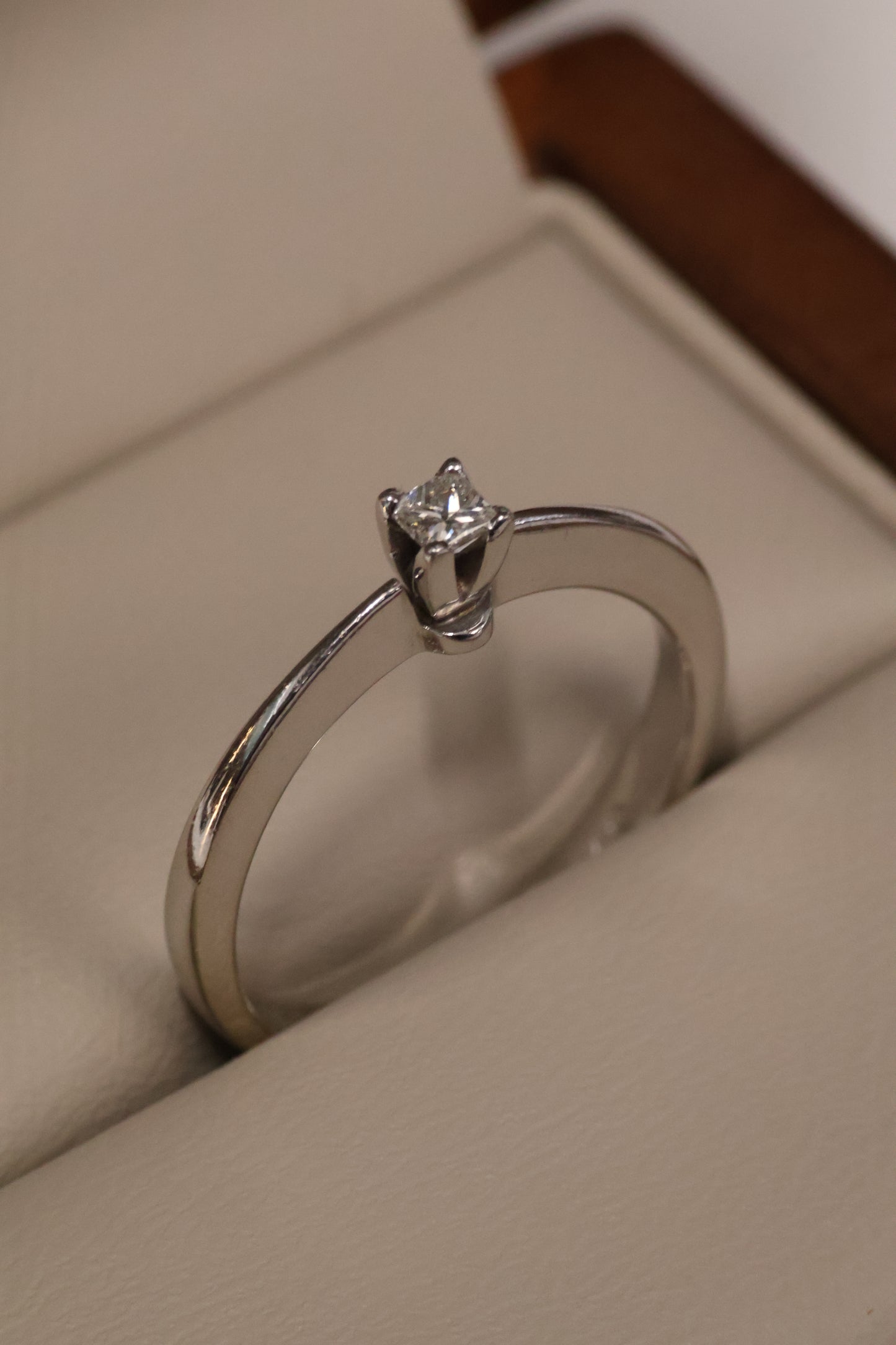 Anillo OF1015 en oro blanco 14k con diamante natural .10ct