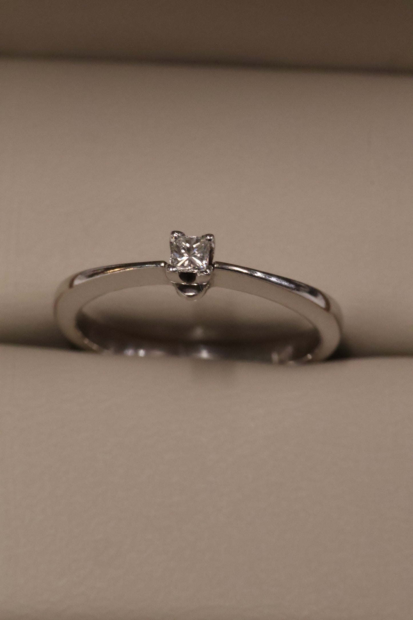 Anillo OF1015 en oro blanco 14k con diamante natural .10ct