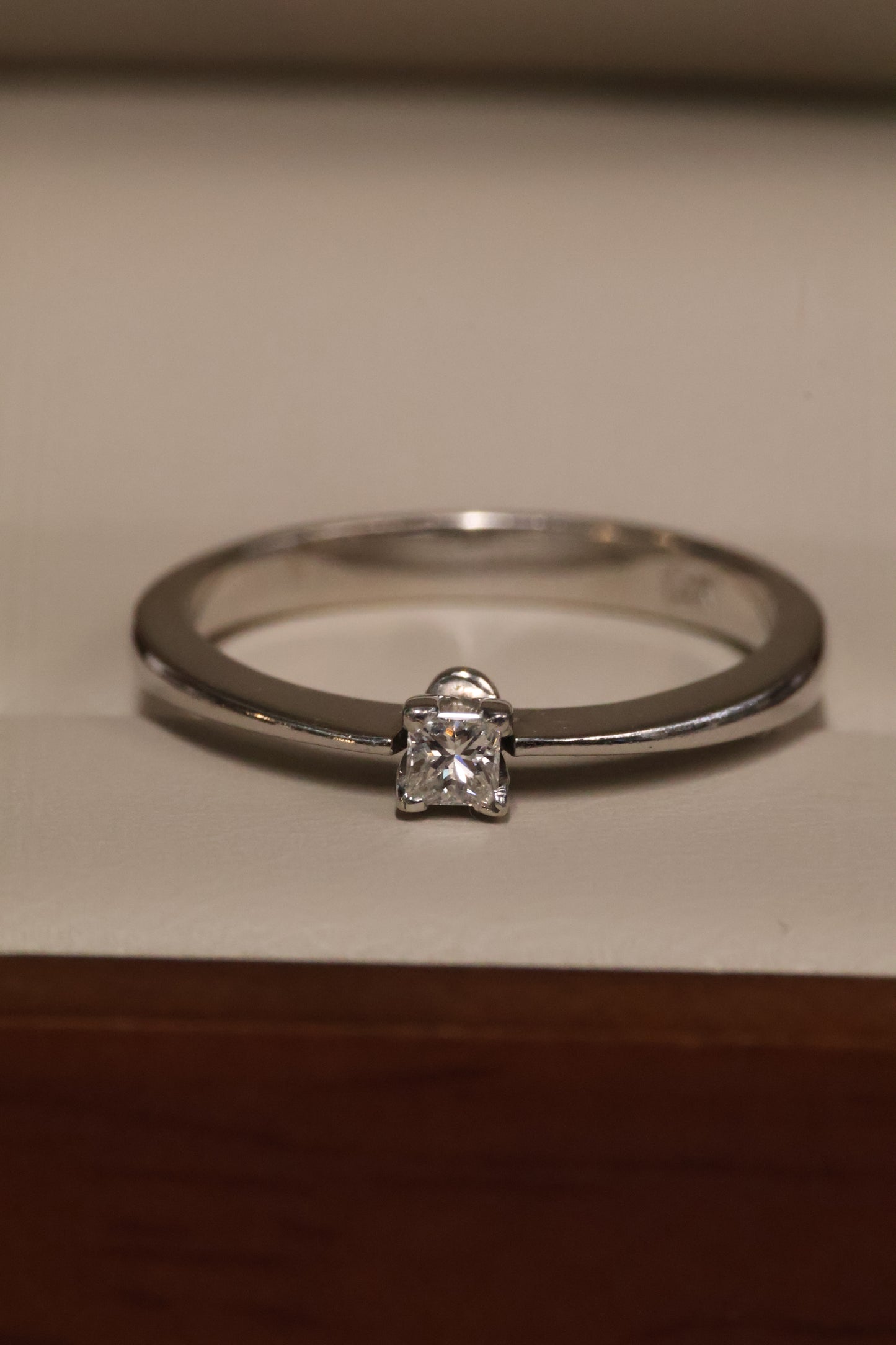 Anillo OF1015 en oro blanco 14k con diamante natural .10ct