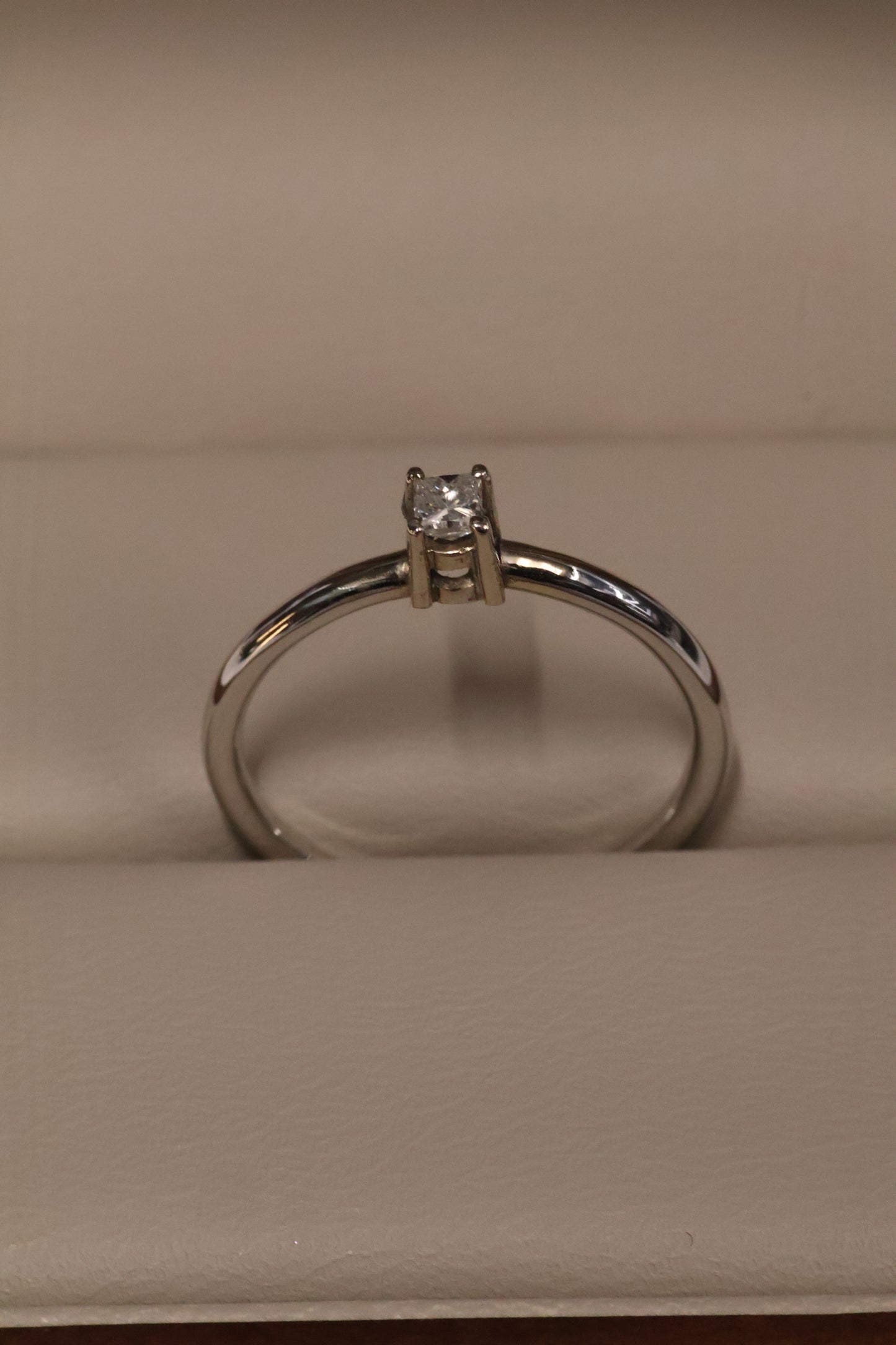Anillo OF1188 en oro blanco 14k con diamante natural .11ct