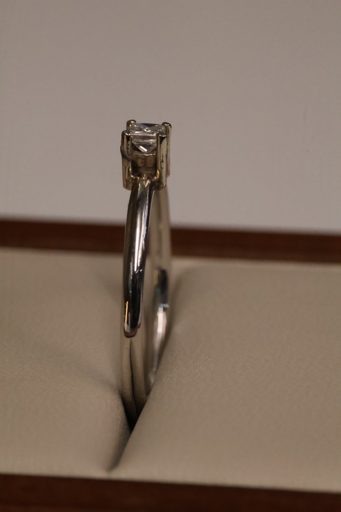 Anillo OF1188 en oro blanco 14k con diamante natural .11ct