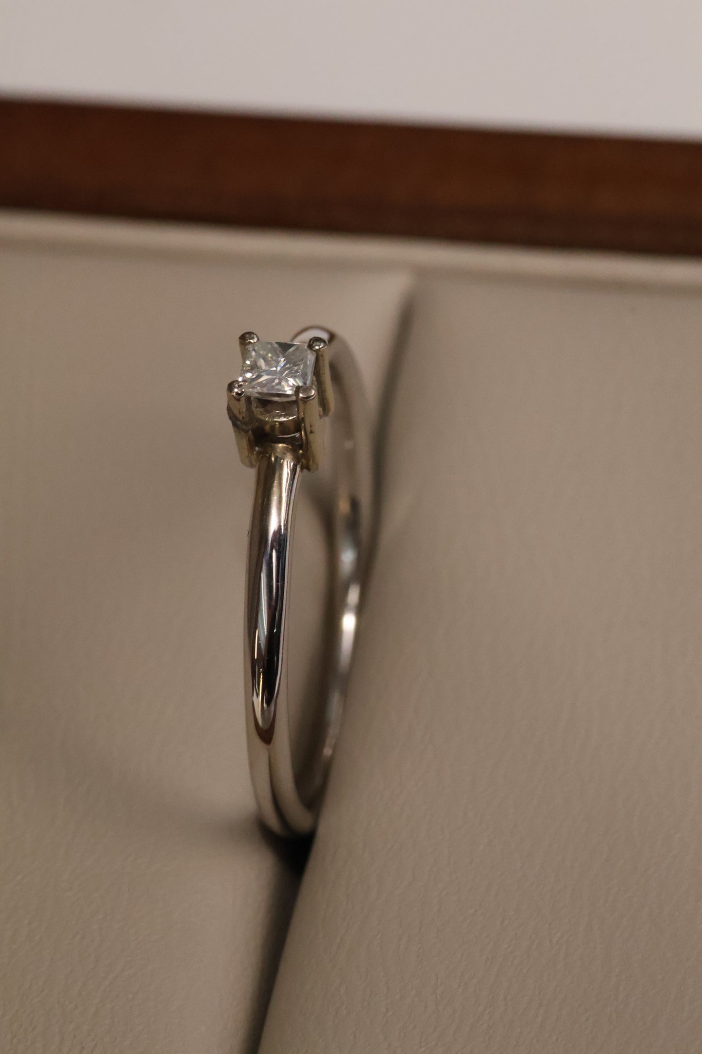 Anillo OF1188 en oro blanco 14k con diamante natural .11ct