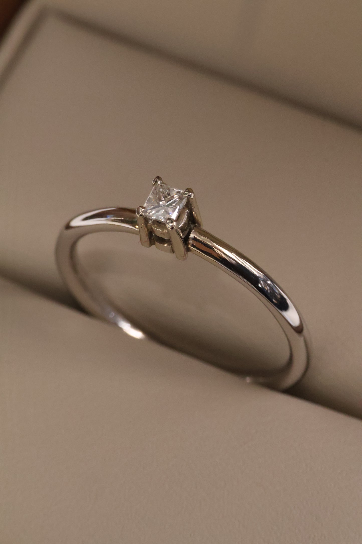 Anillo OF1188 en oro blanco 14k con diamante natural .11ct