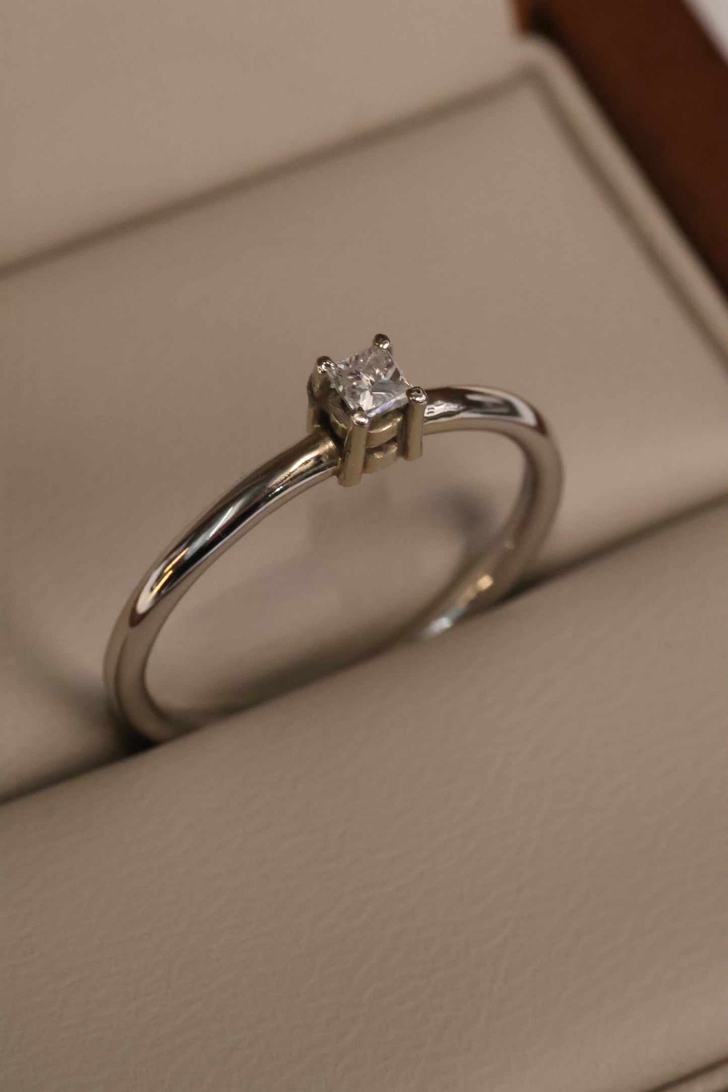 Anillo OF1188 en oro blanco 14k con diamante natural .11ct