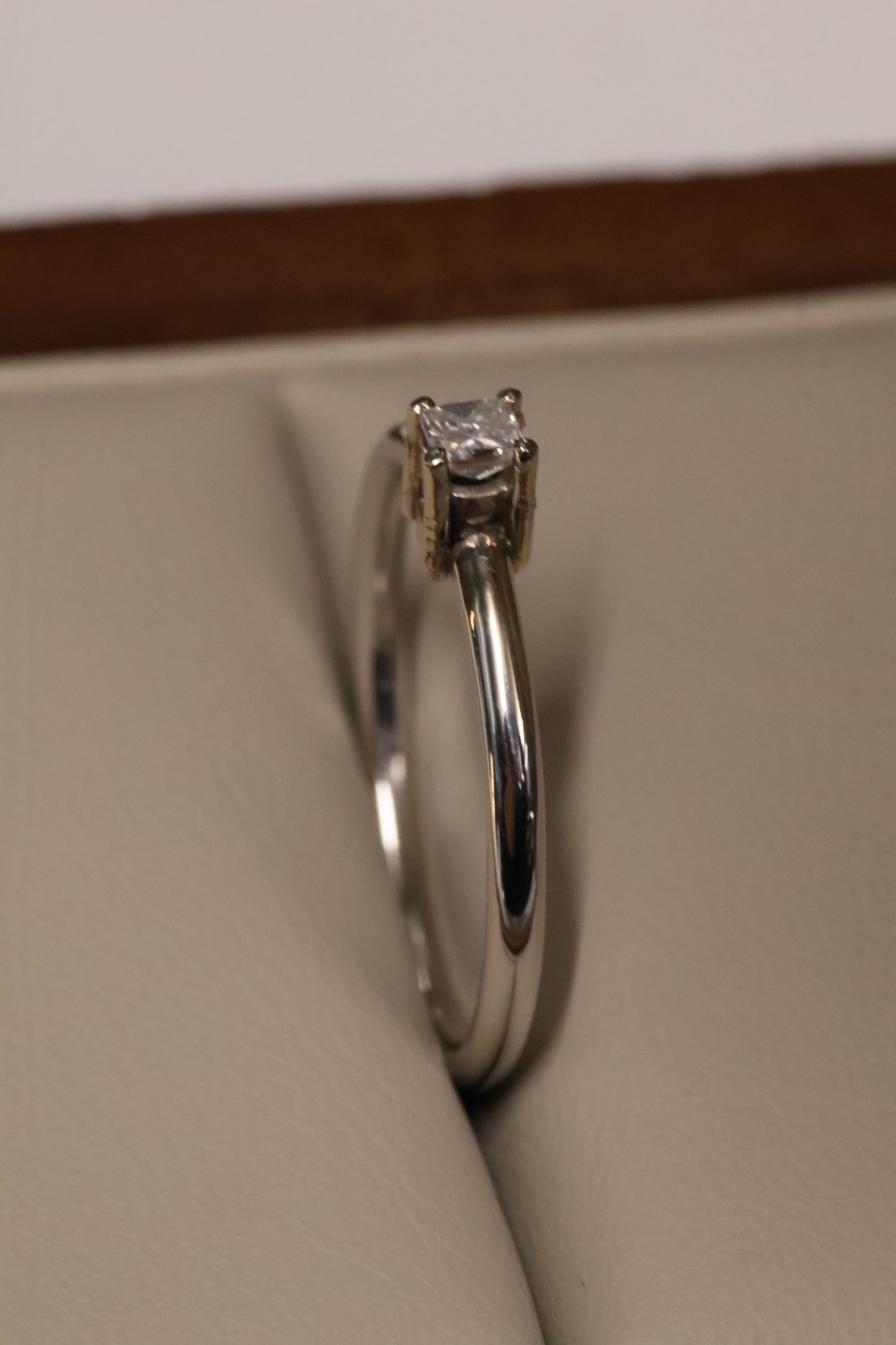 Anillo OF1188 en oro blanco 14k con diamante natural .11ct