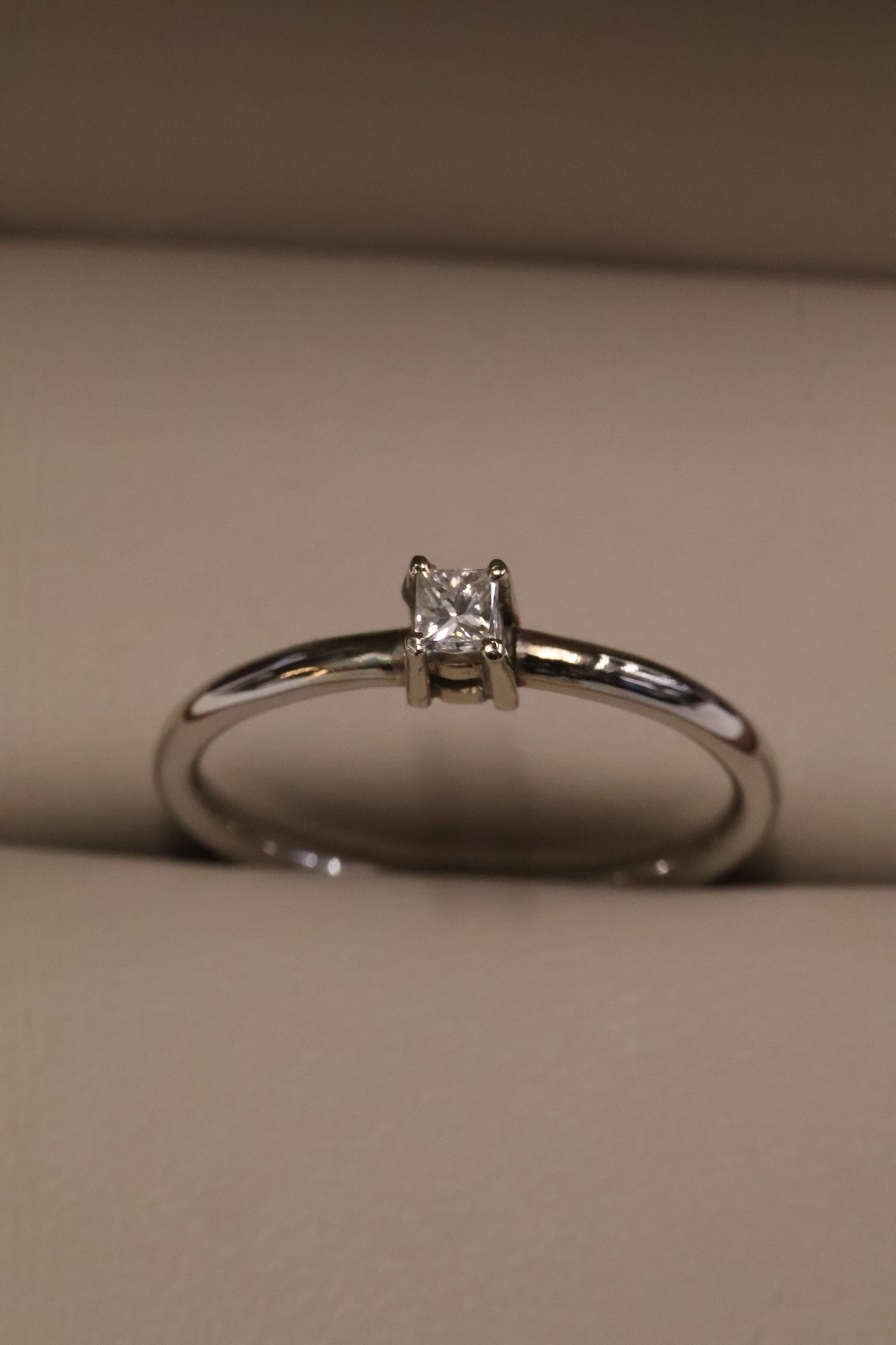 Anillo OF1188 en oro blanco 14k con diamante natural .11ct