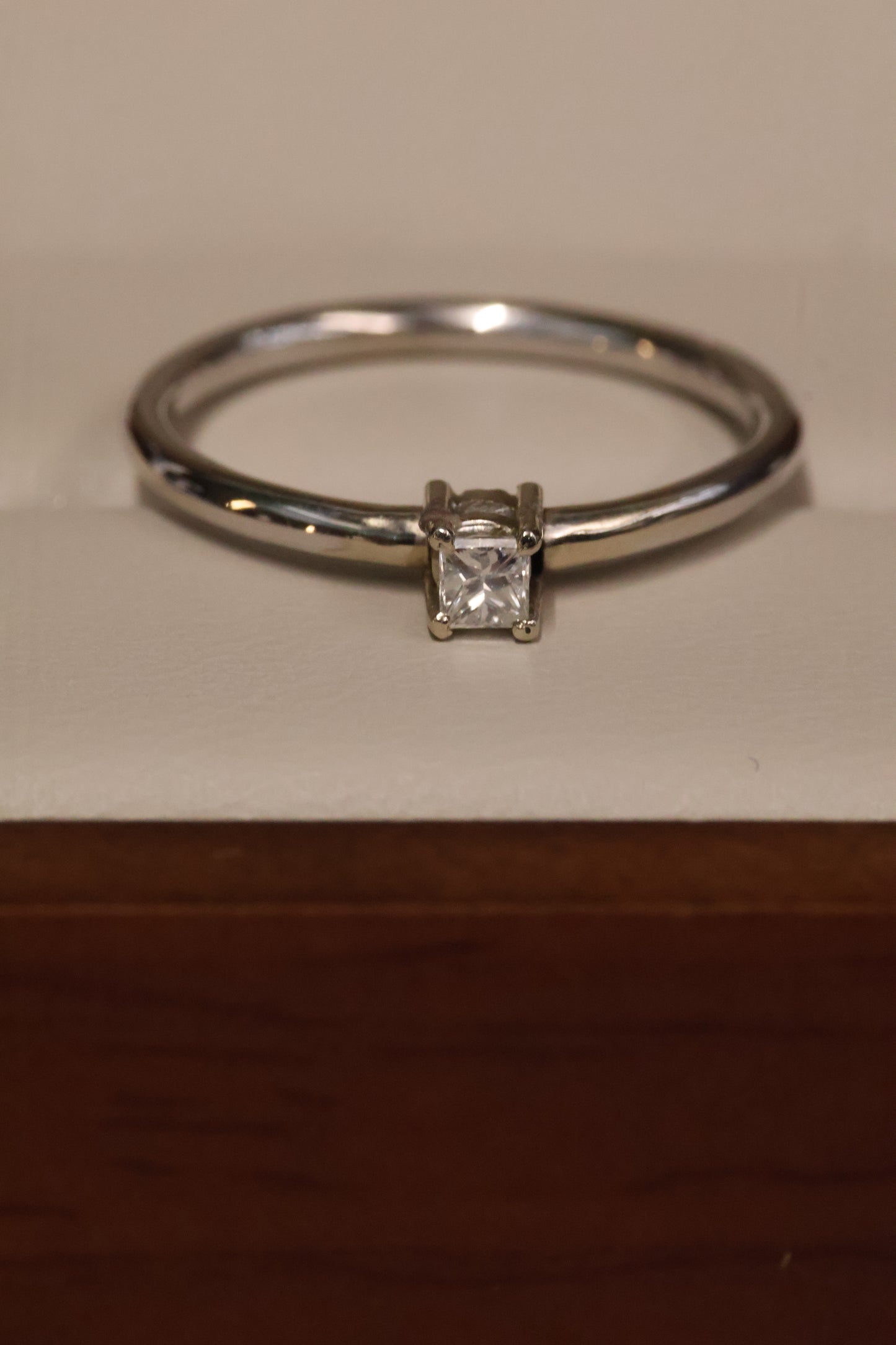 Anillo OF1188 en oro blanco 14k con diamante natural .11ct