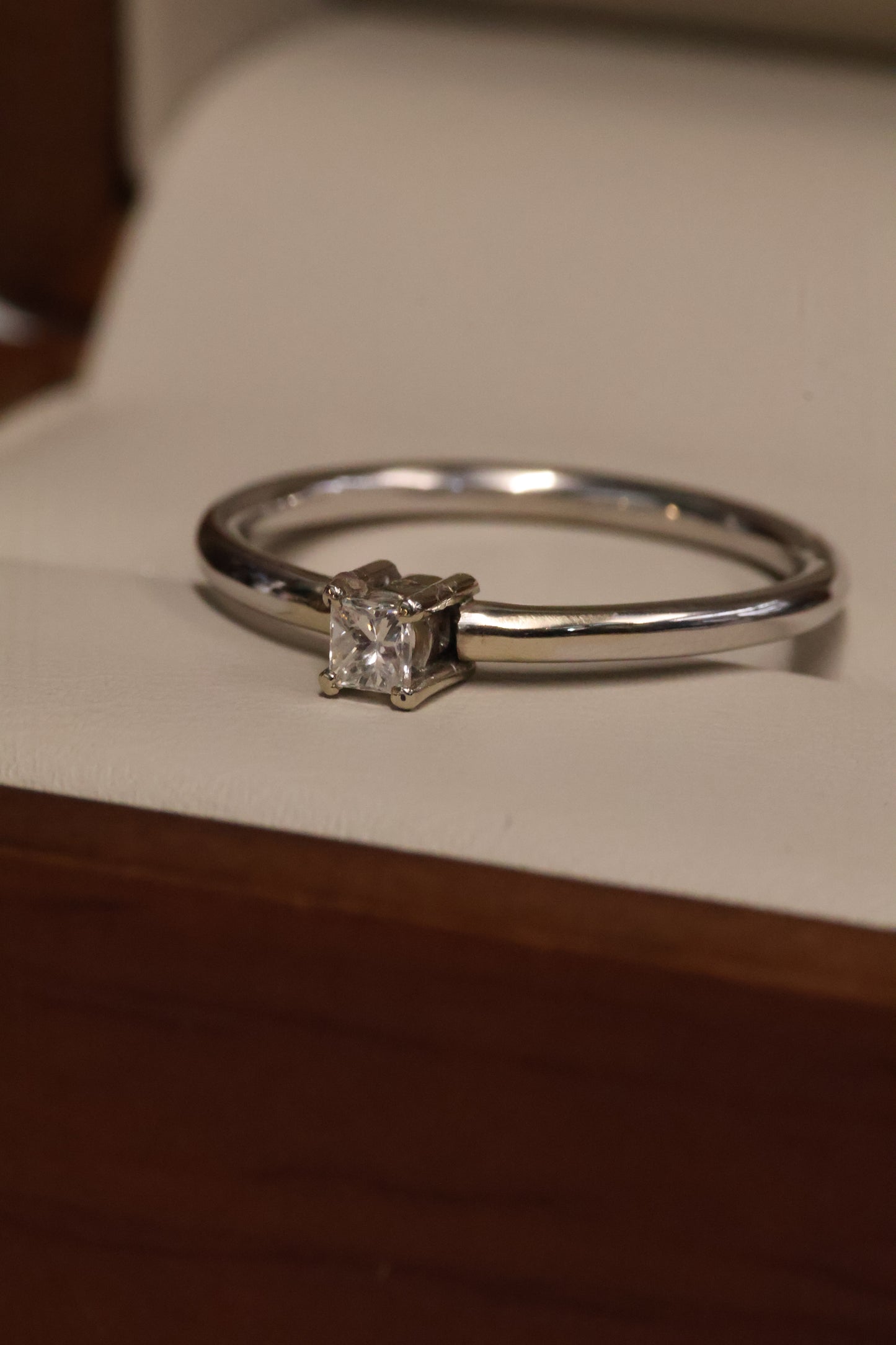 Anillo OF1188 en oro blanco 14k con diamante natural .11ct