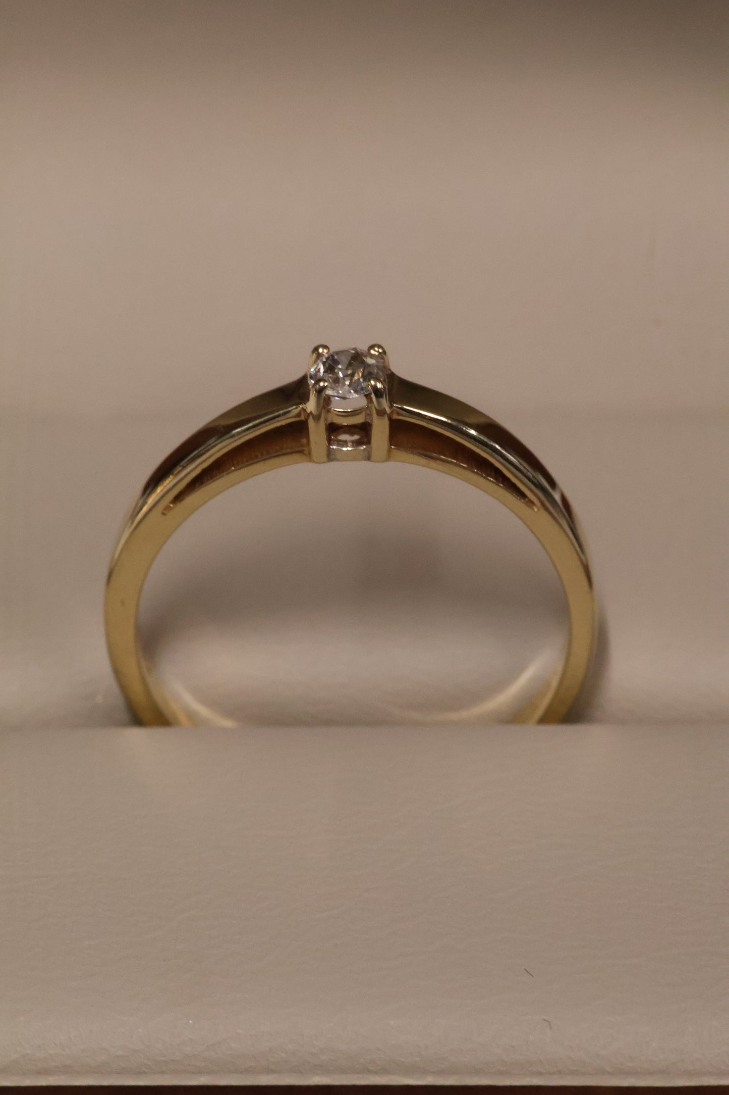 Anillo OF1819 en oro amarillo 14k con diamante natural.15ct