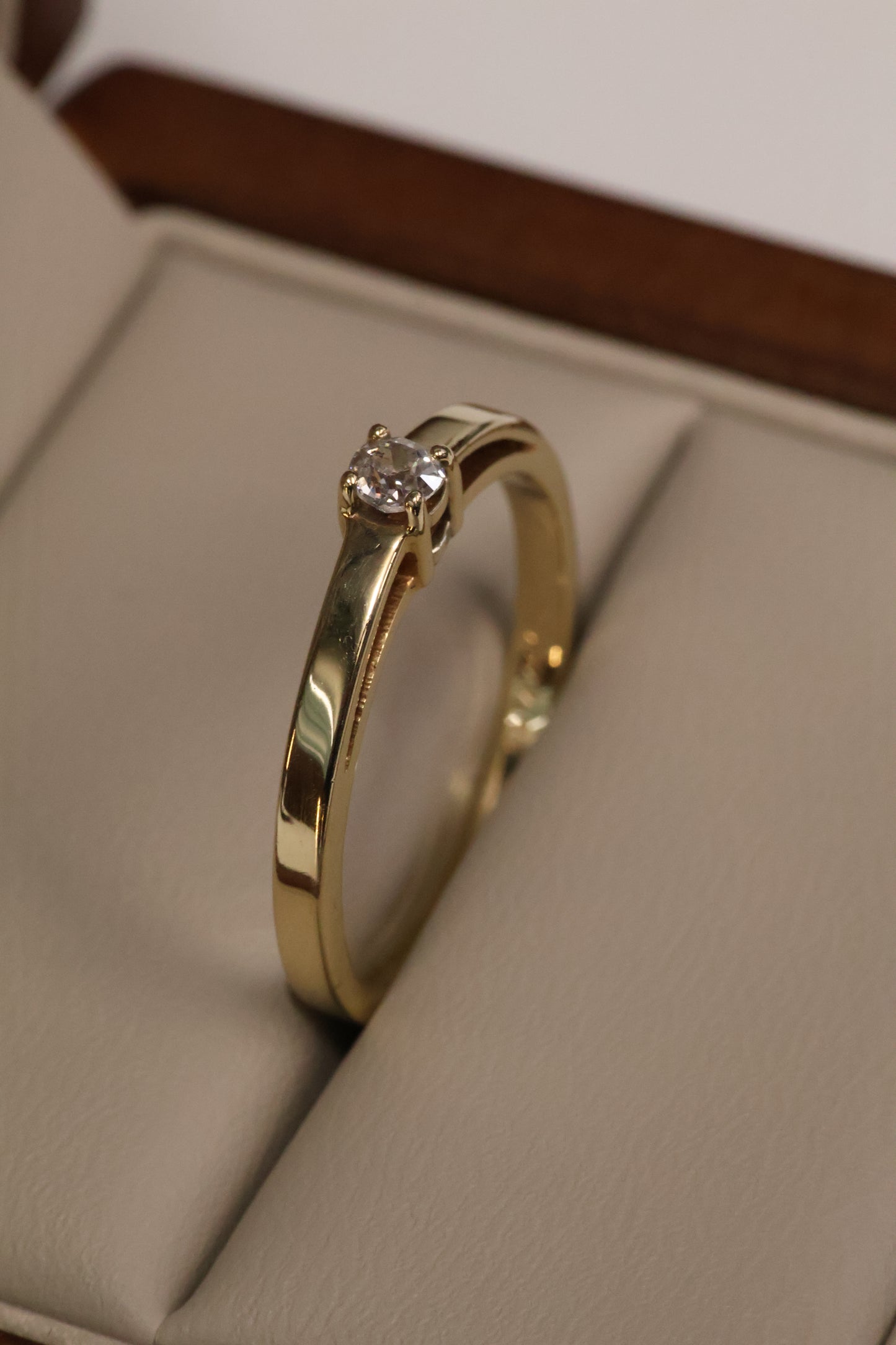 Anillo OF1819 en oro amarillo 14k con diamante natural.15ct