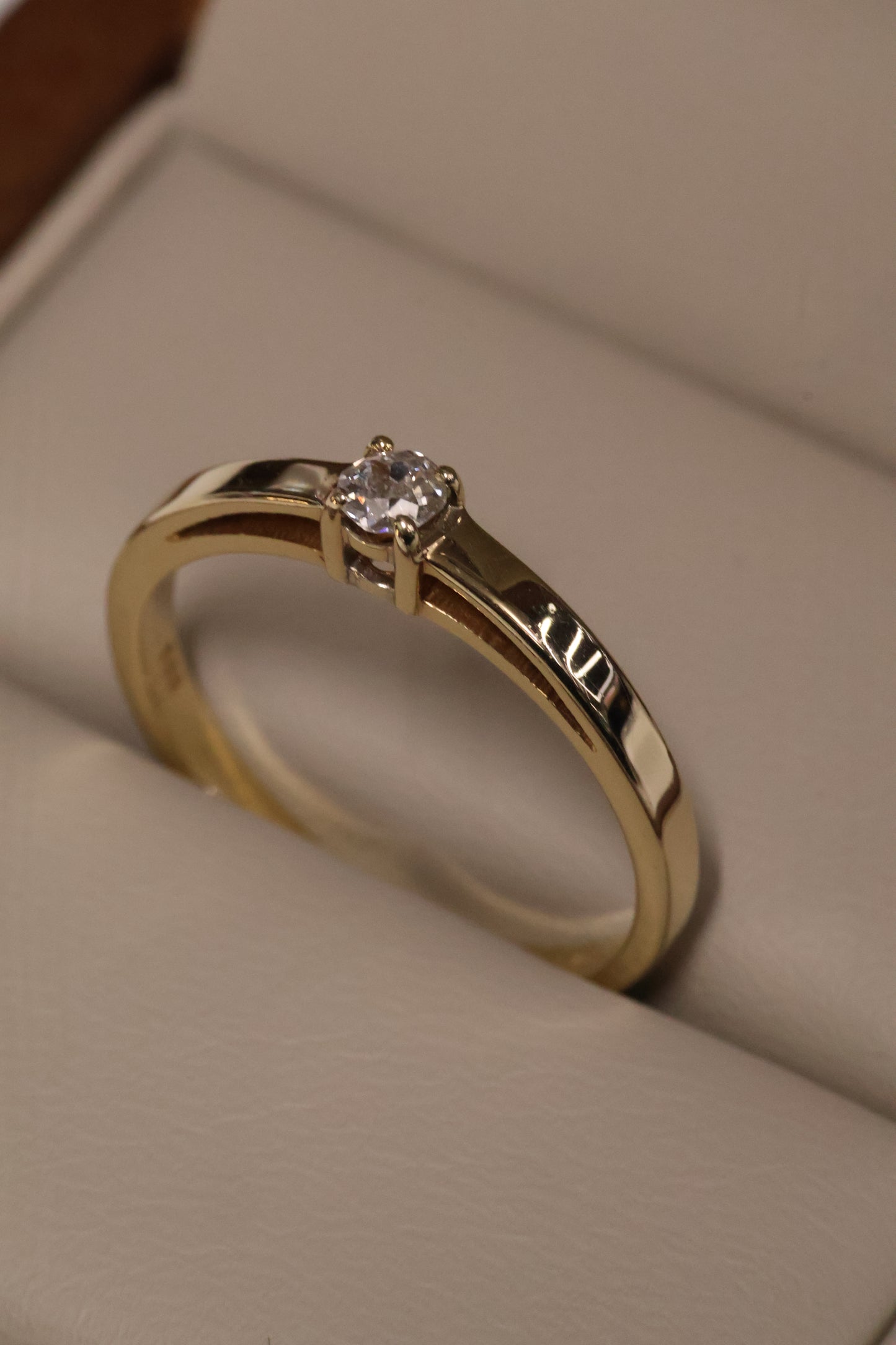 Anillo OF1819 en oro amarillo 14k con diamante natural.15ct