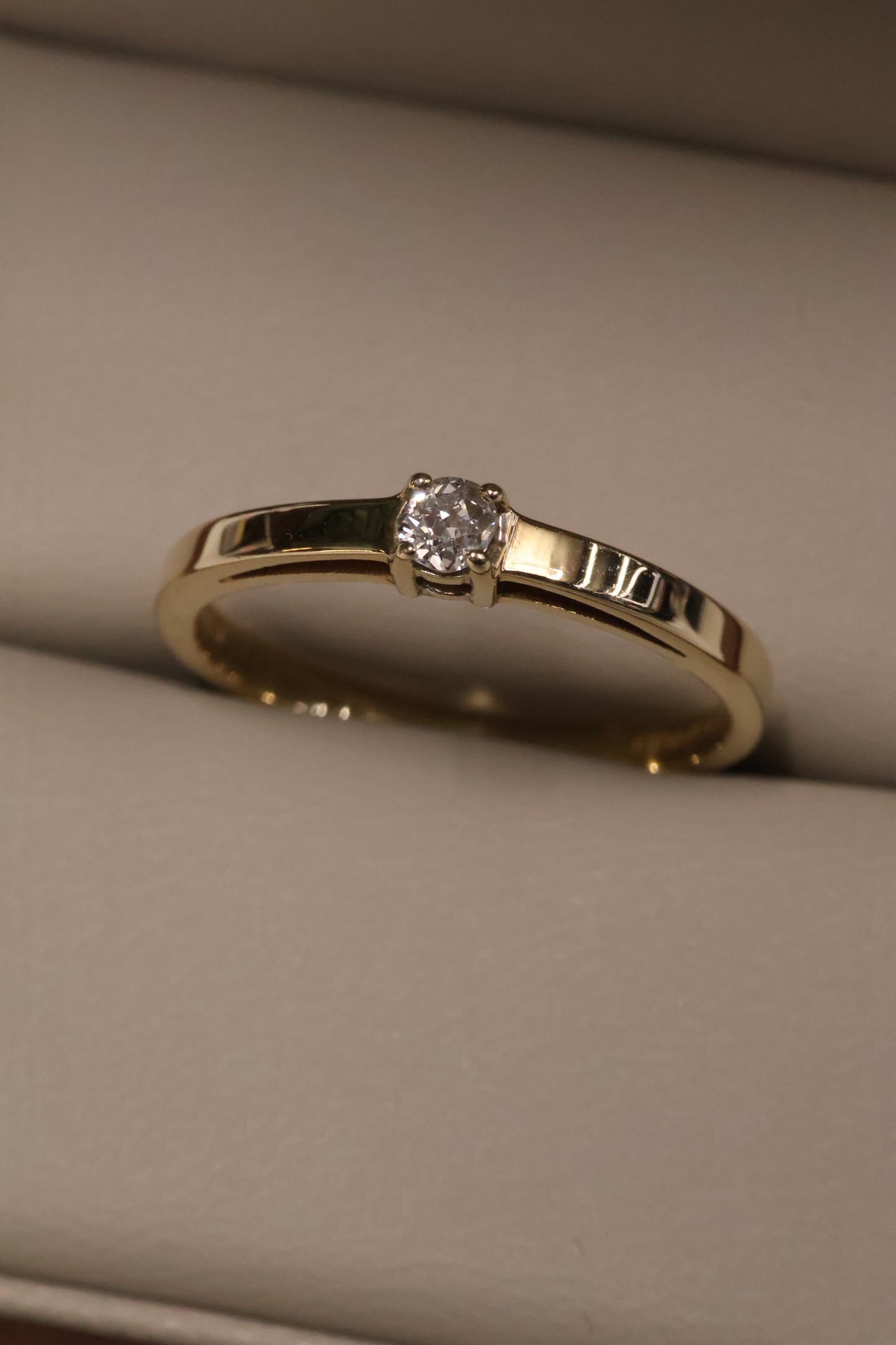Anillo OF1819 en oro amarillo 14k con diamante natural.15ct