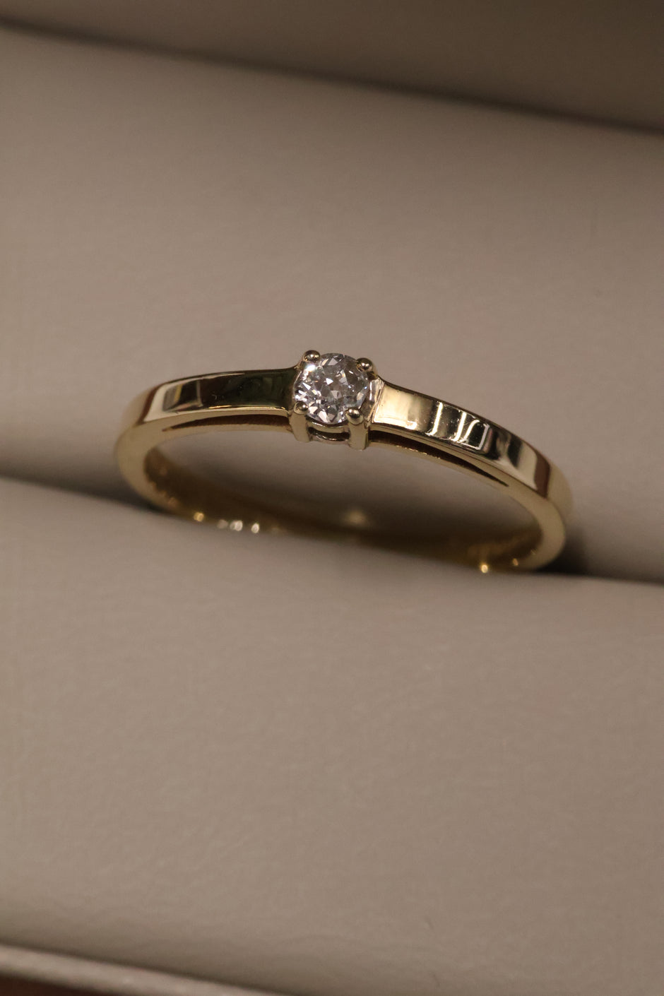 Anillo OF1819 en oro amarillo 14k con diamante natural.15ct