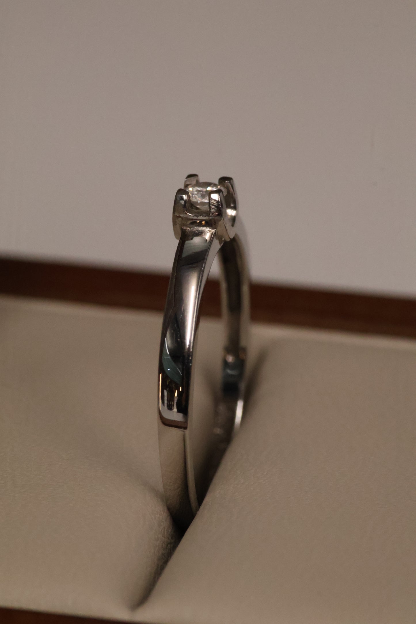 Anillo OF1213 en oro blanco 14k con diamate natural .10ct