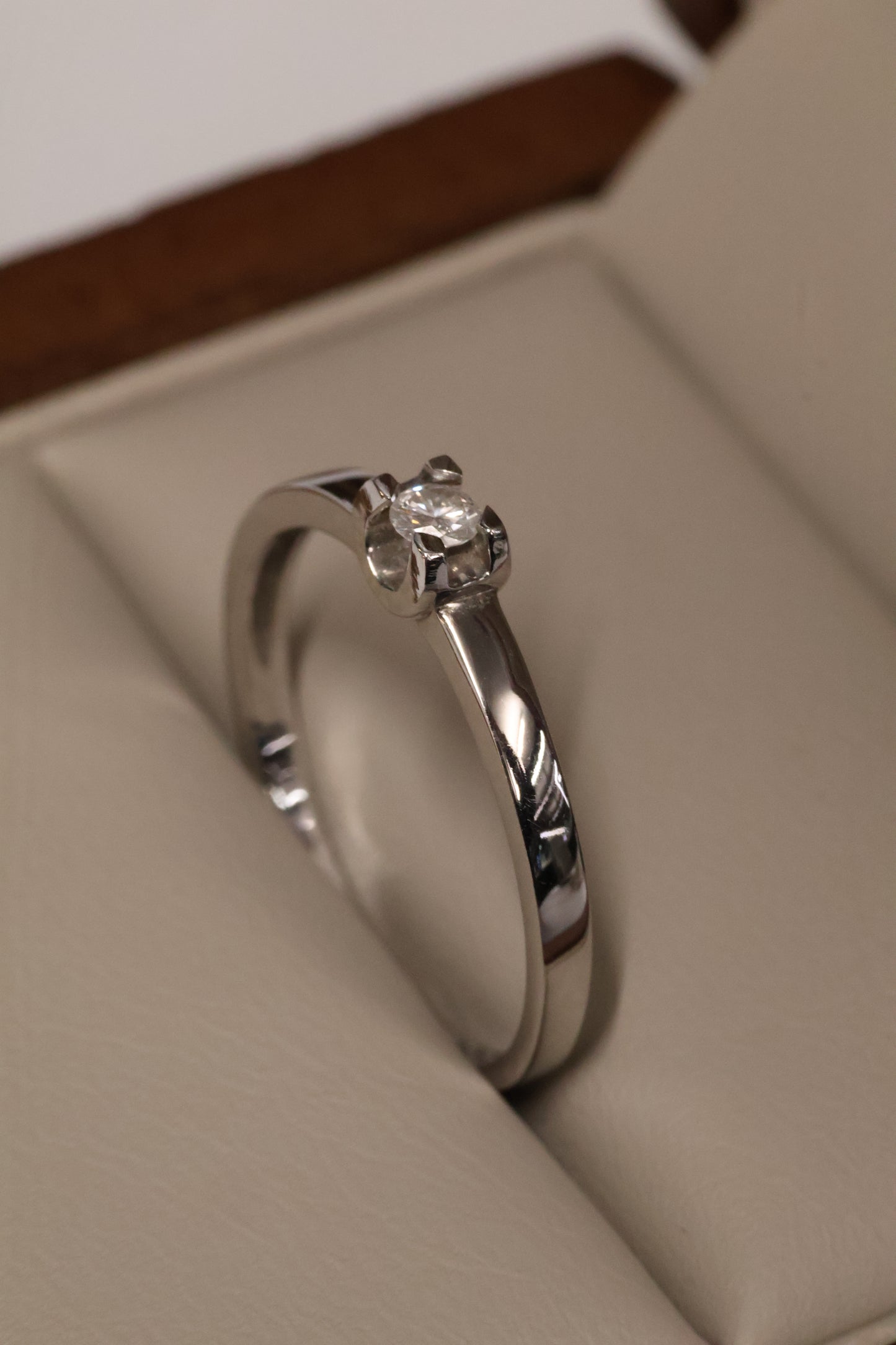 Anillo OF1213 en oro blanco 14k con diamate natural .10ct