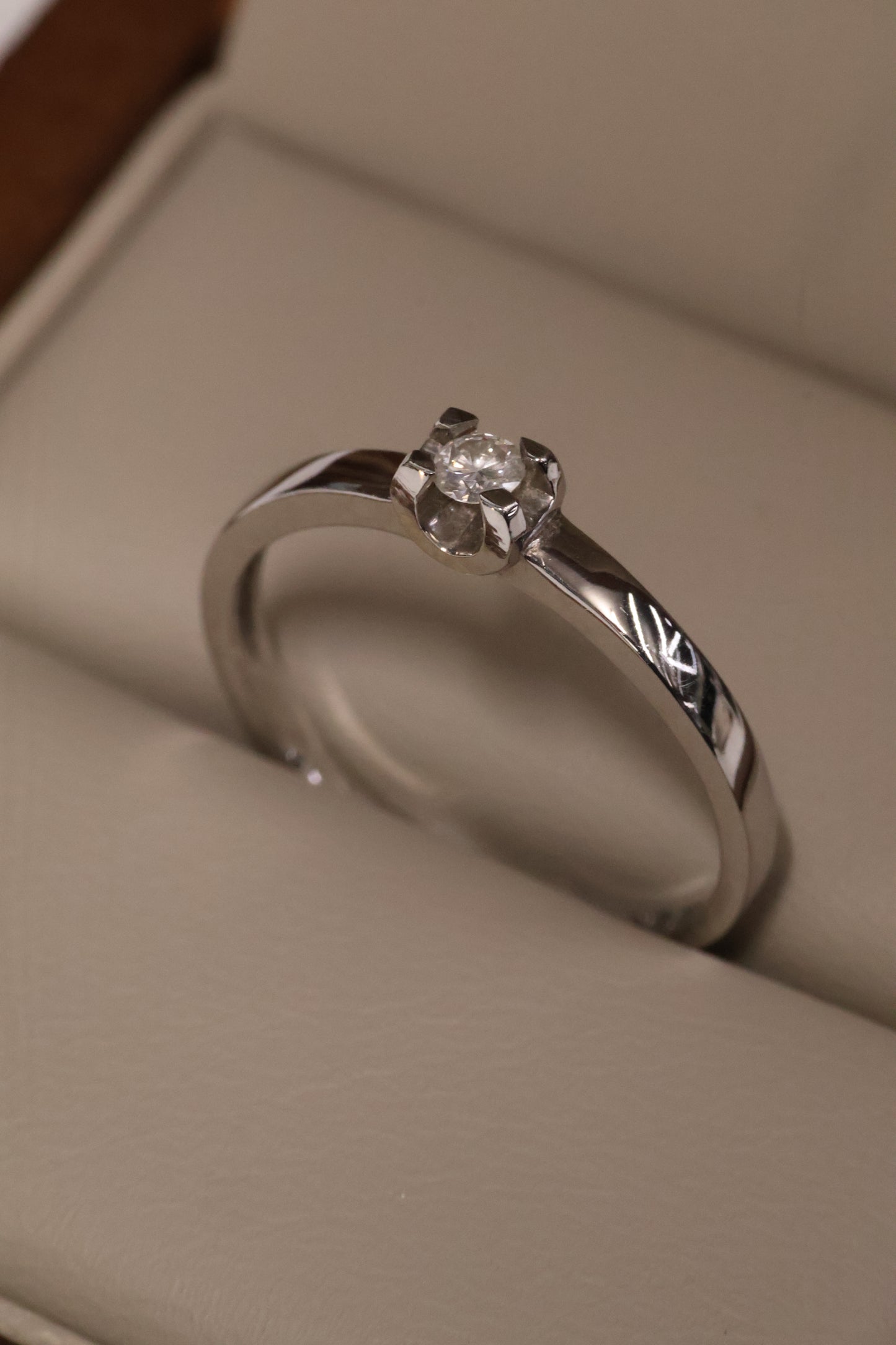 Anillo OF1213 en oro blanco 14k con diamate natural .10ct