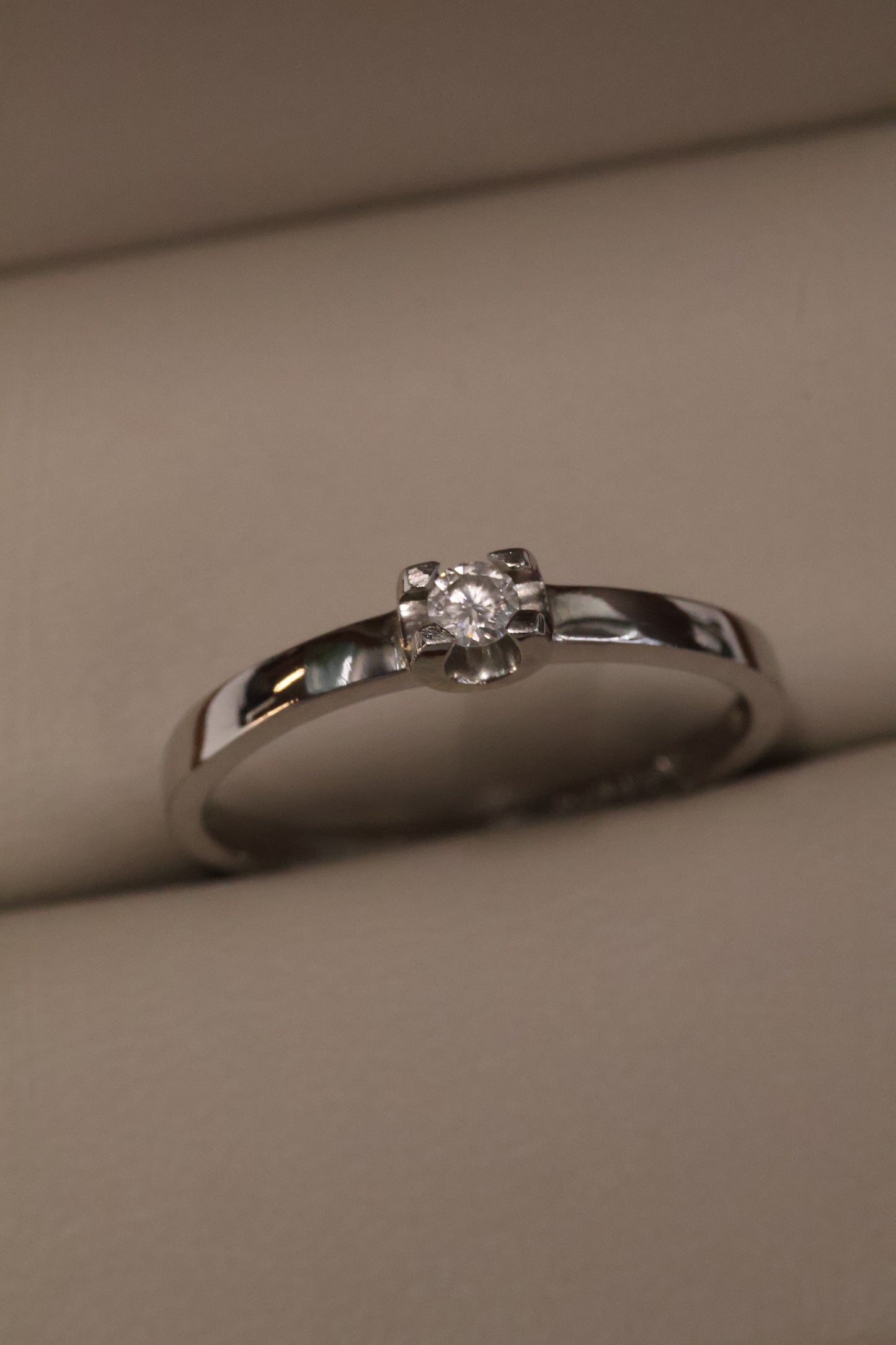 Anillo OF1213 en oro blanco 14k con diamate natural .10ct