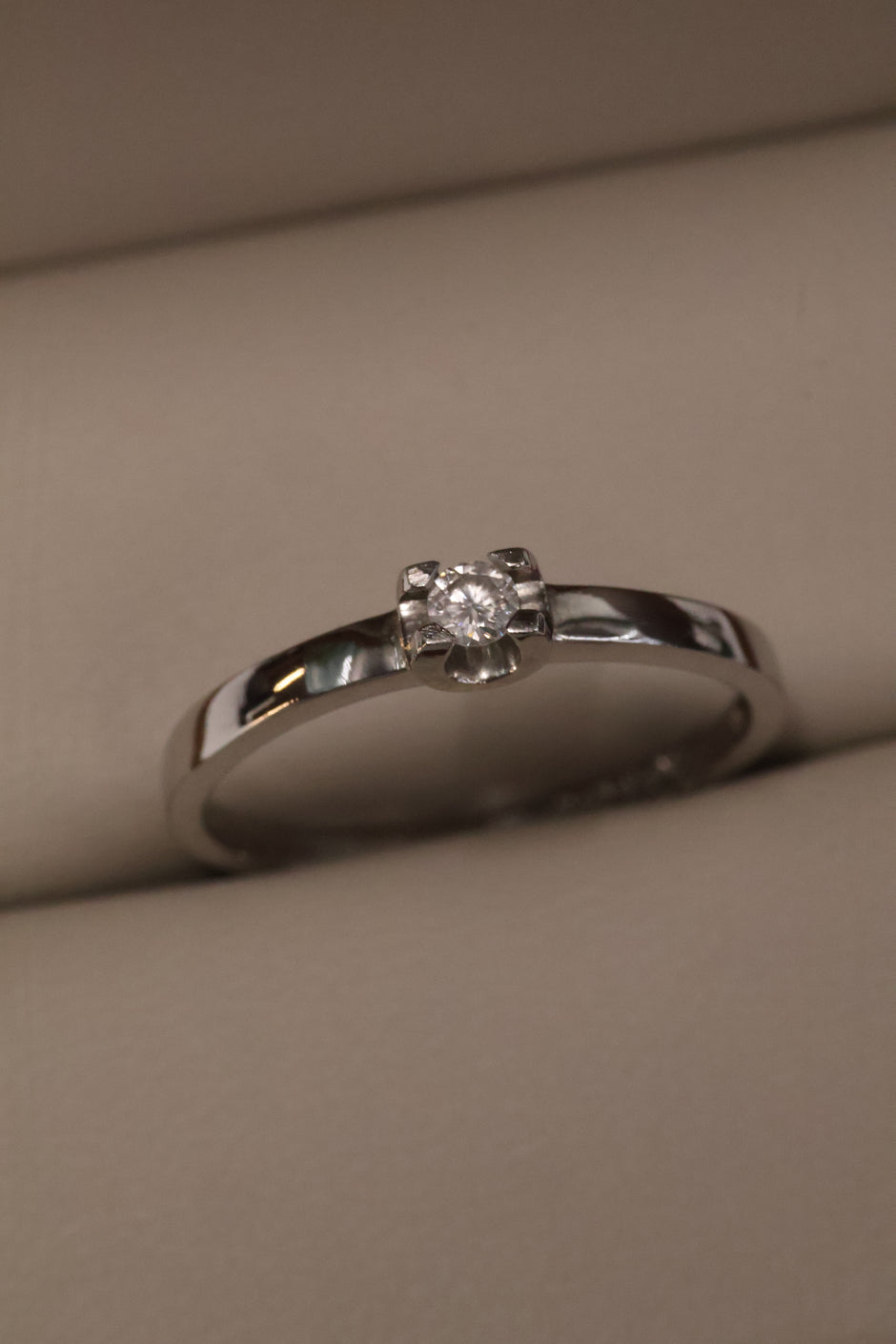 Anillo OF1213 en oro blanco 14k con diamate natural .10ct