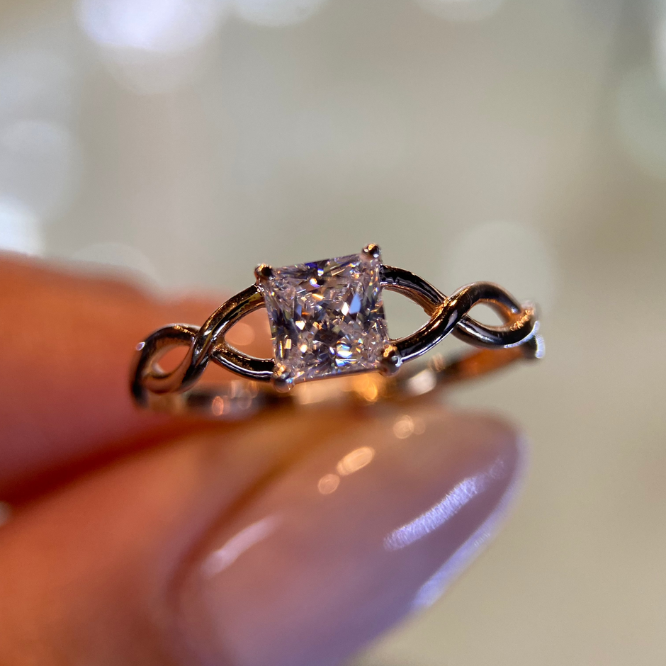 Anillo en Oro Rosa 10k con Circonias Mod. 15677