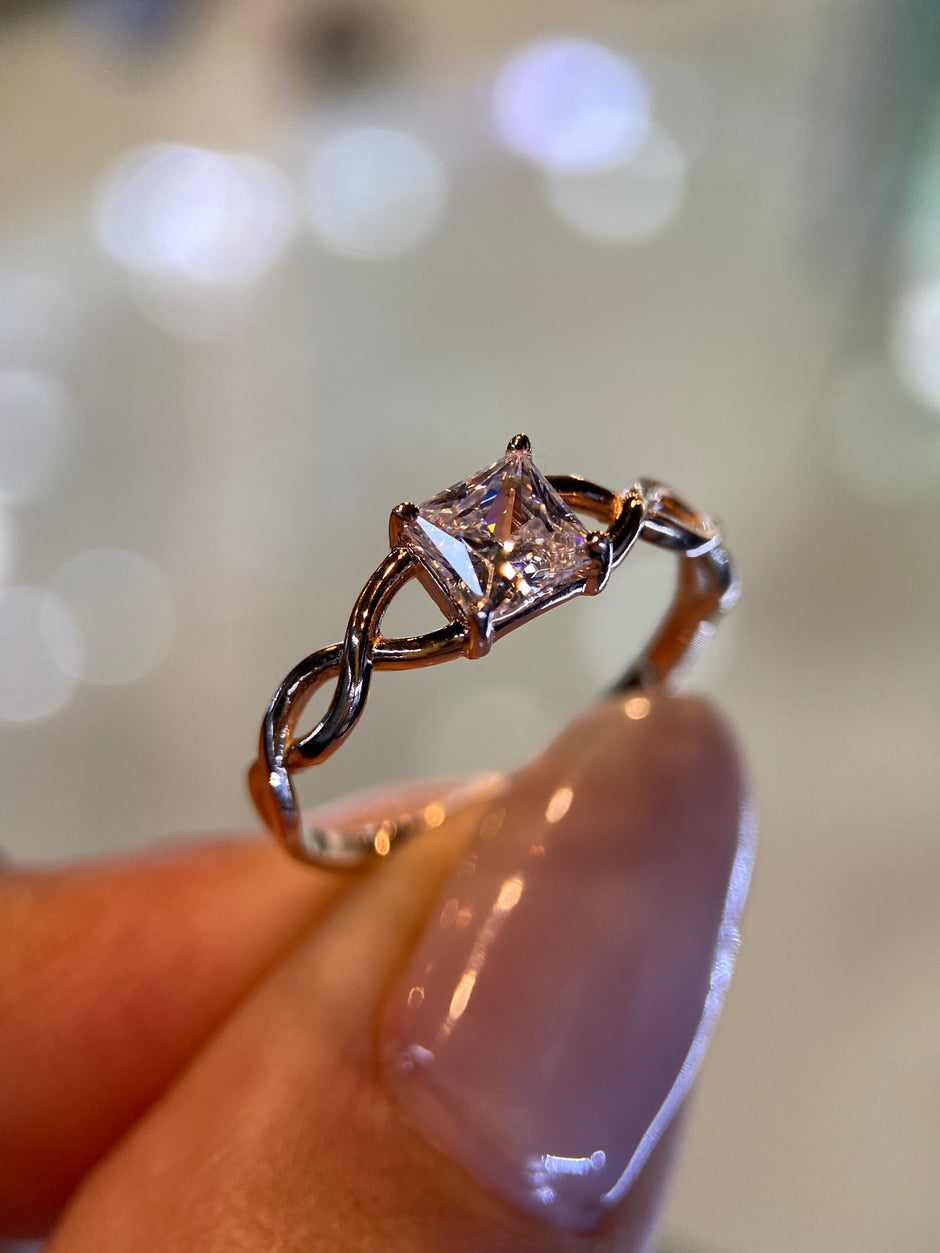 Anillo en Oro Rosa 10k con Circonias Mod. 15677