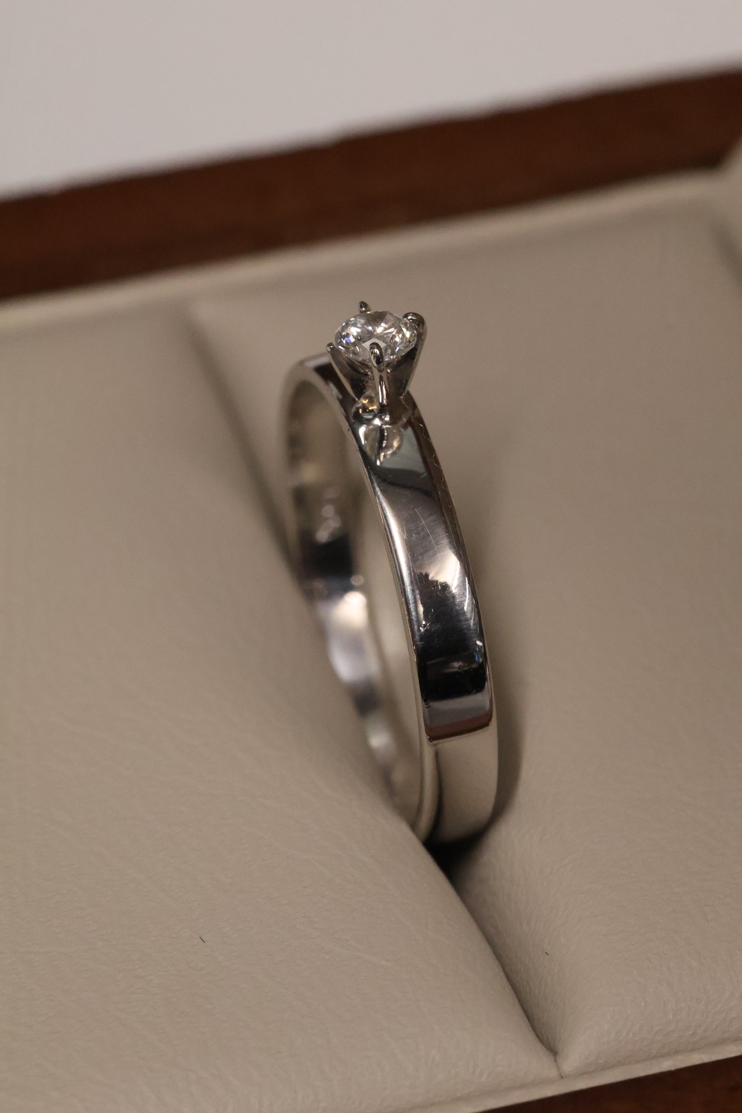 Anillo OF1583 en oro blanco 14k dimante natural .10ct