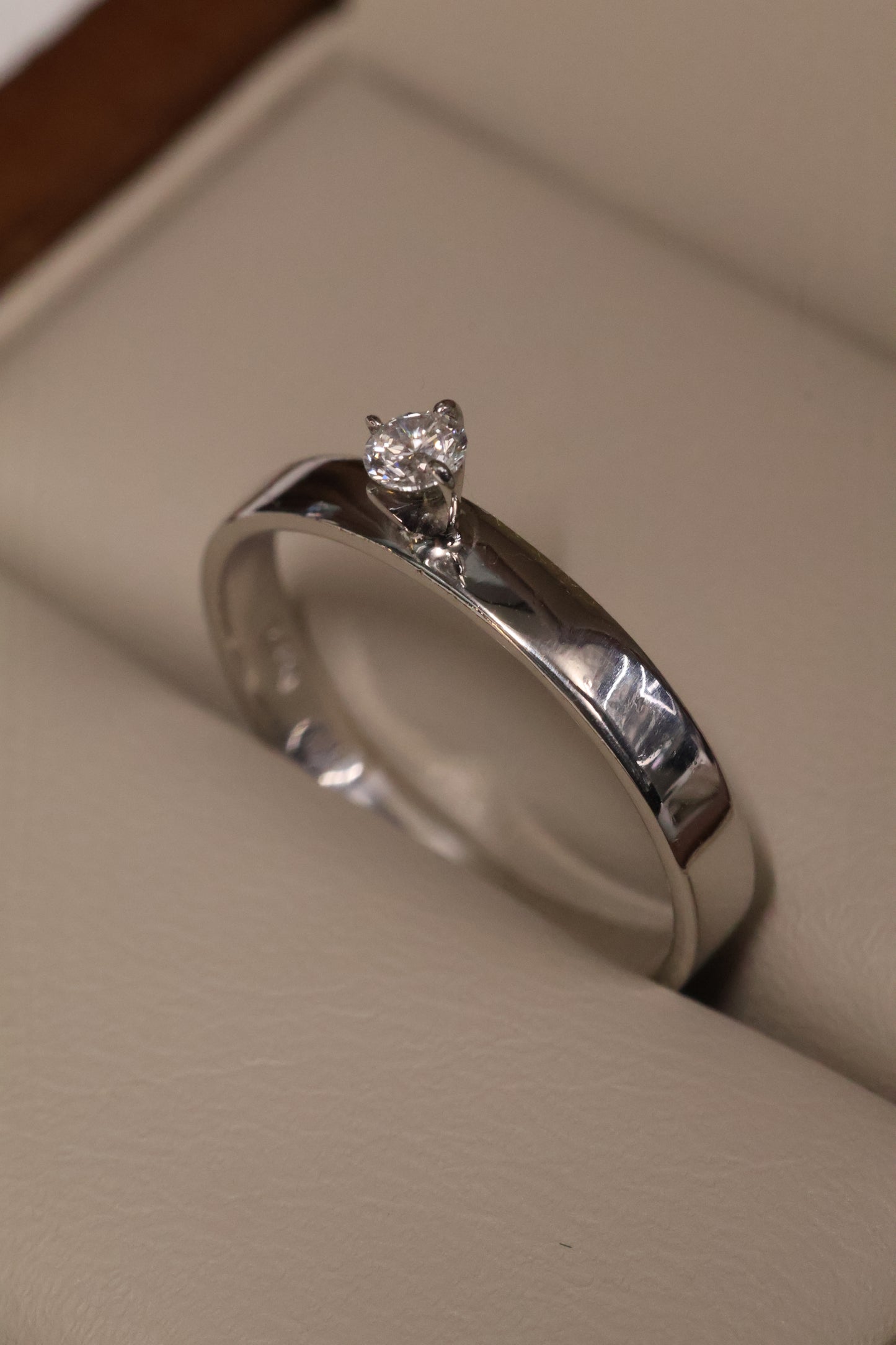 Anillo OF1583 en oro blanco 14k dimante natural .10ct