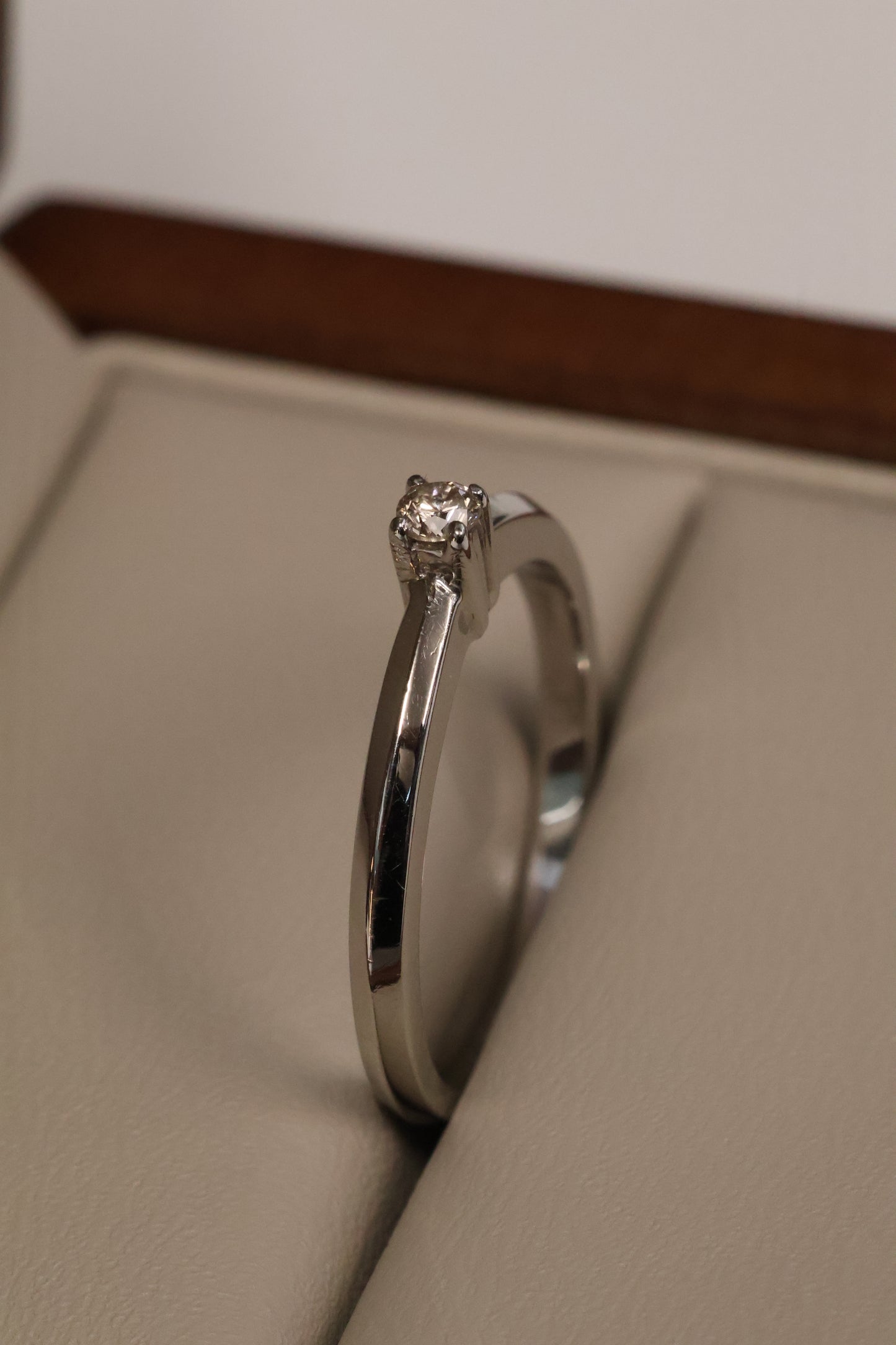 Anillo OF1641 en oro blanco 14k con diamante natural .08ct