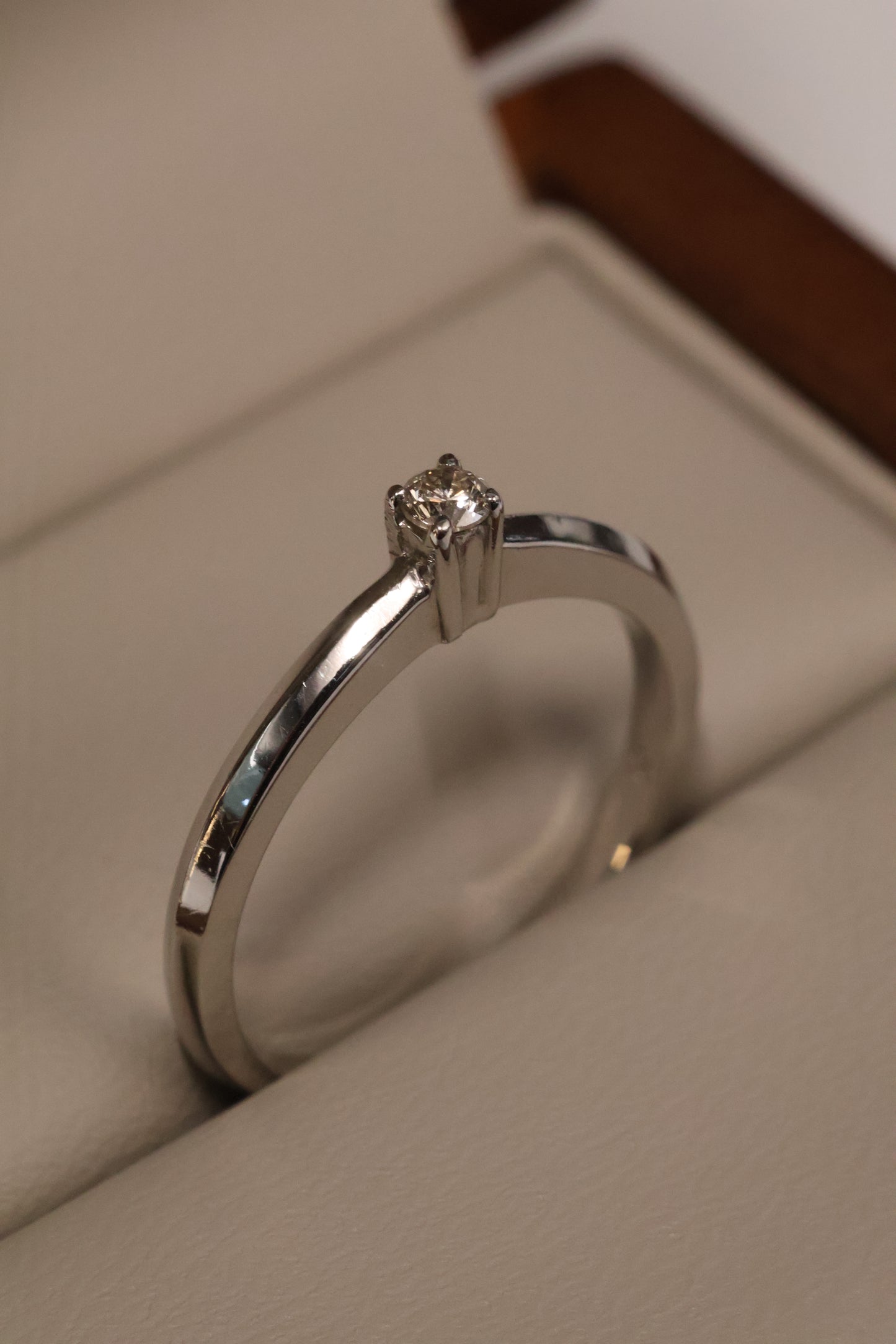 Anillo OF1641 en oro blanco 14k con diamante natural .08ct