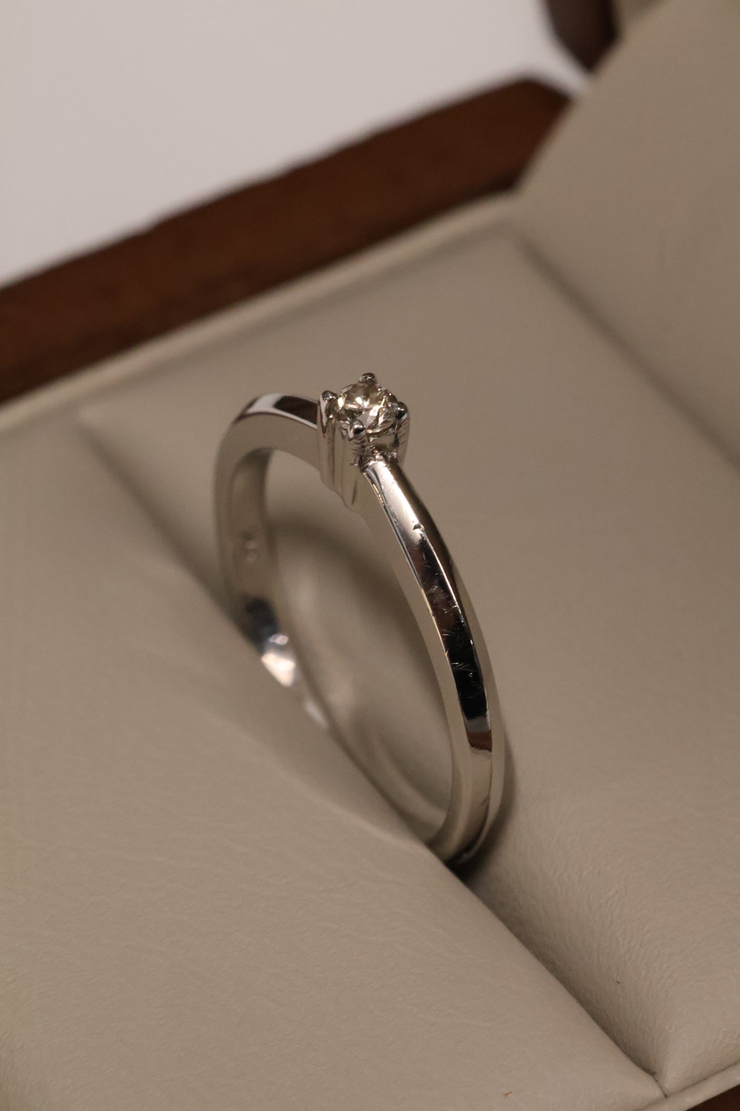 Anillo OF1641 en oro blanco 14k con diamante natural .08ct