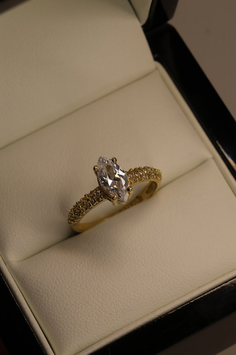 Anillo en Oro Amarillo 10k con Circonia Mod.15965