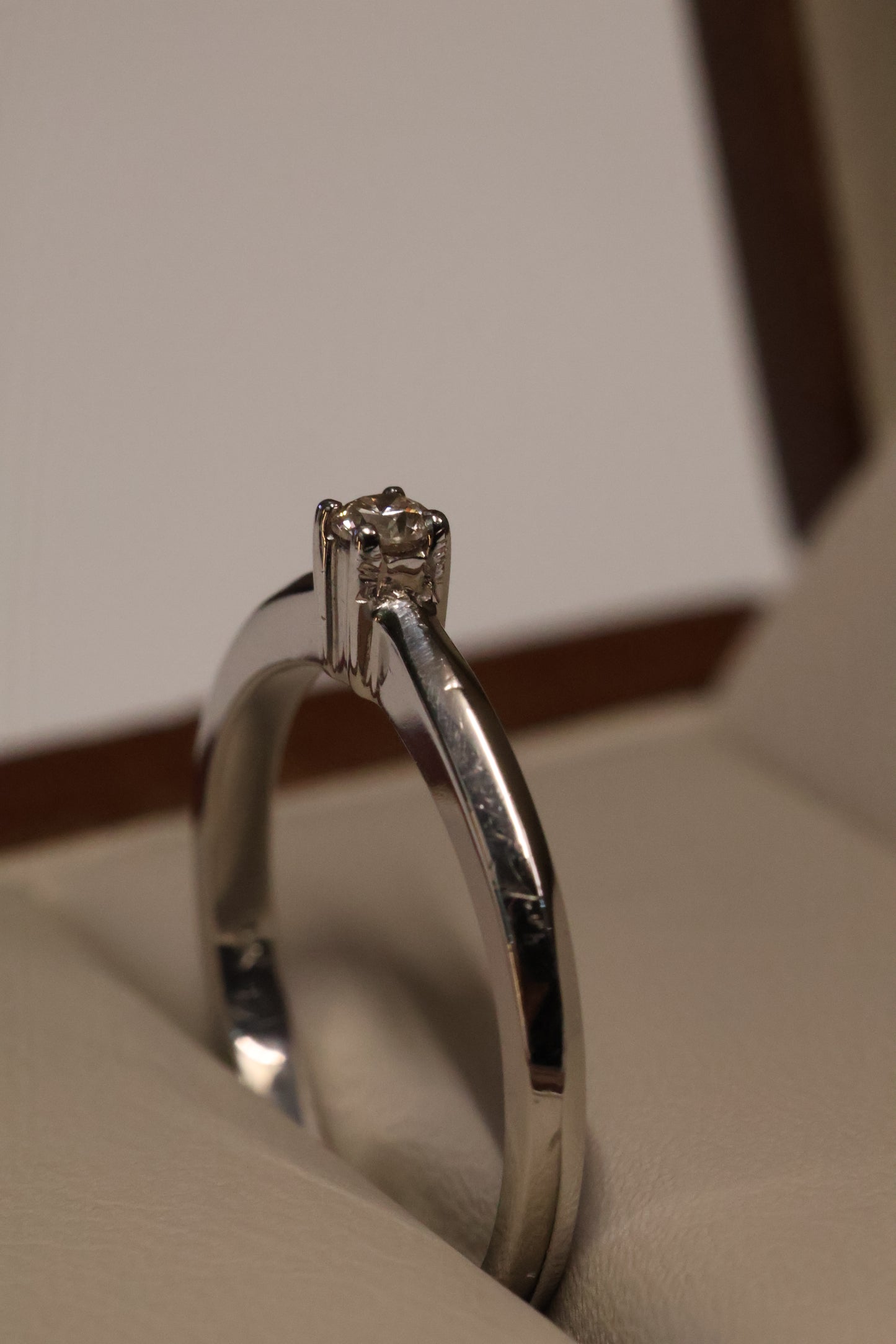 Anillo OF1641 en oro blanco 14k con diamante natural .08ct