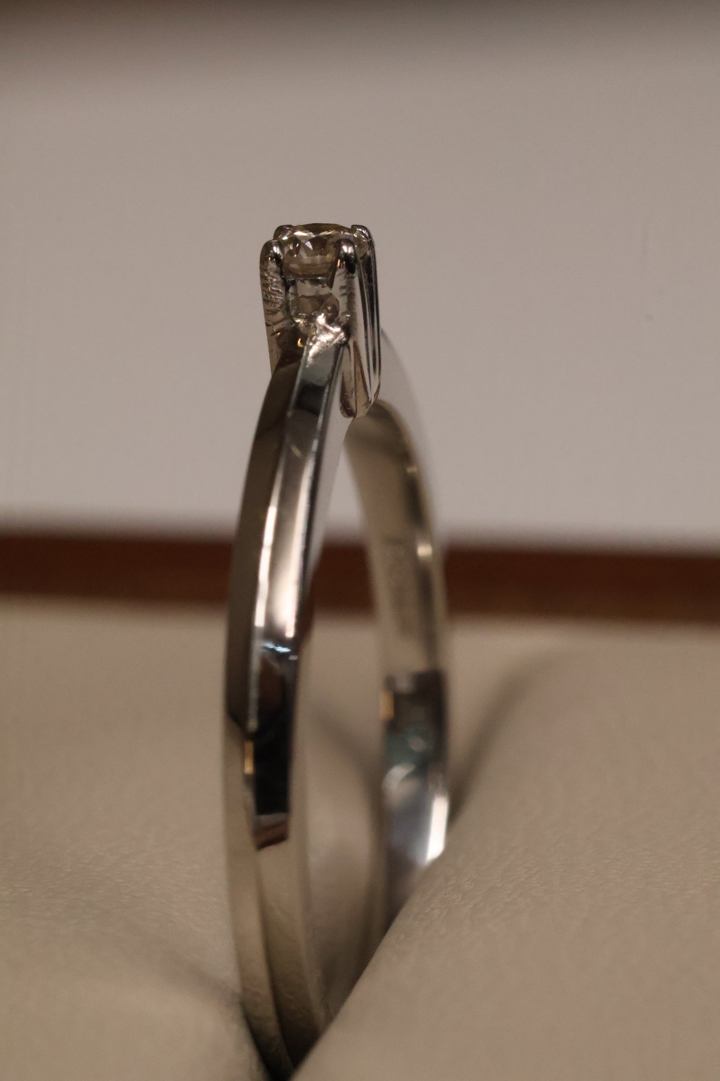 Anillo OF1641 en oro blanco 14k con diamante natural .08ct