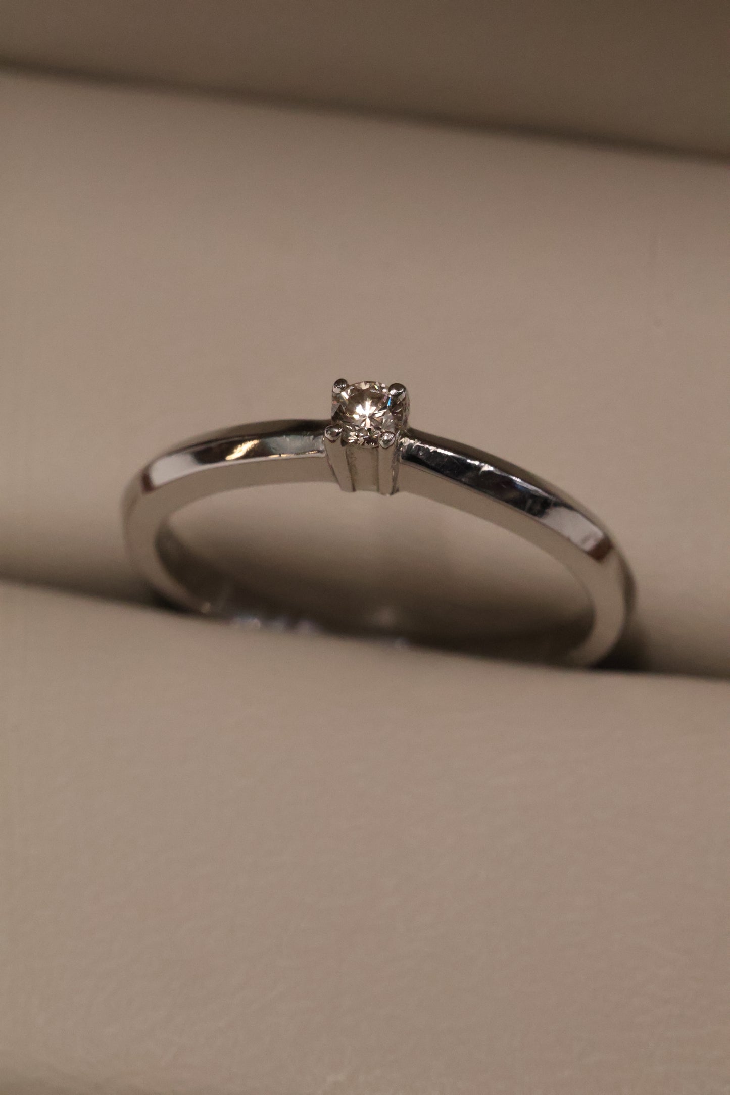 Anillo OF1641 en oro blanco 14k con diamante natural .08ct