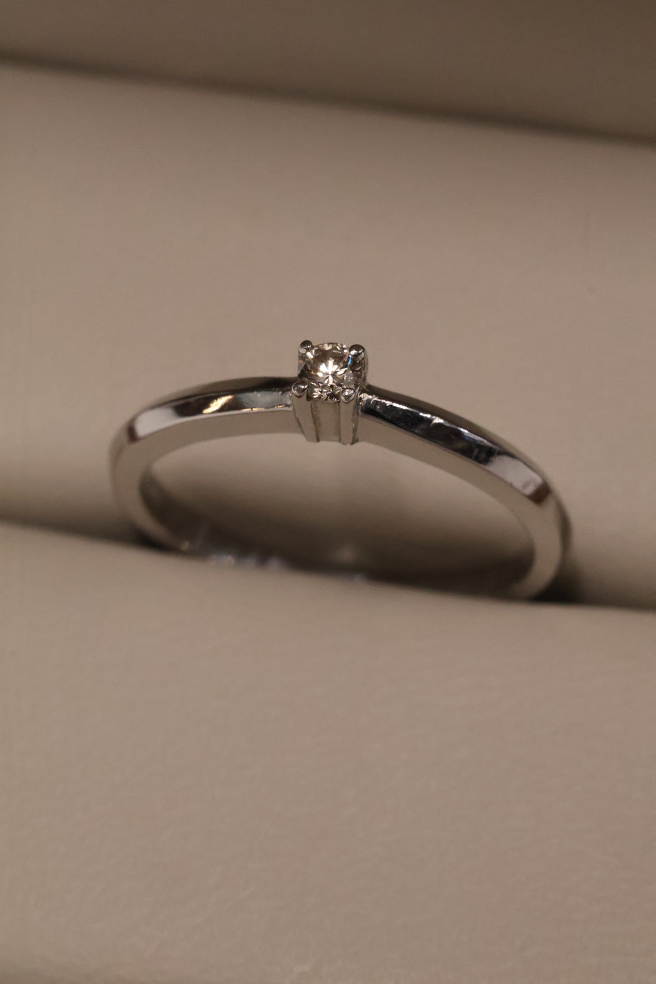 Anillo OF1641 en oro blanco 14k con diamante natural .08ct