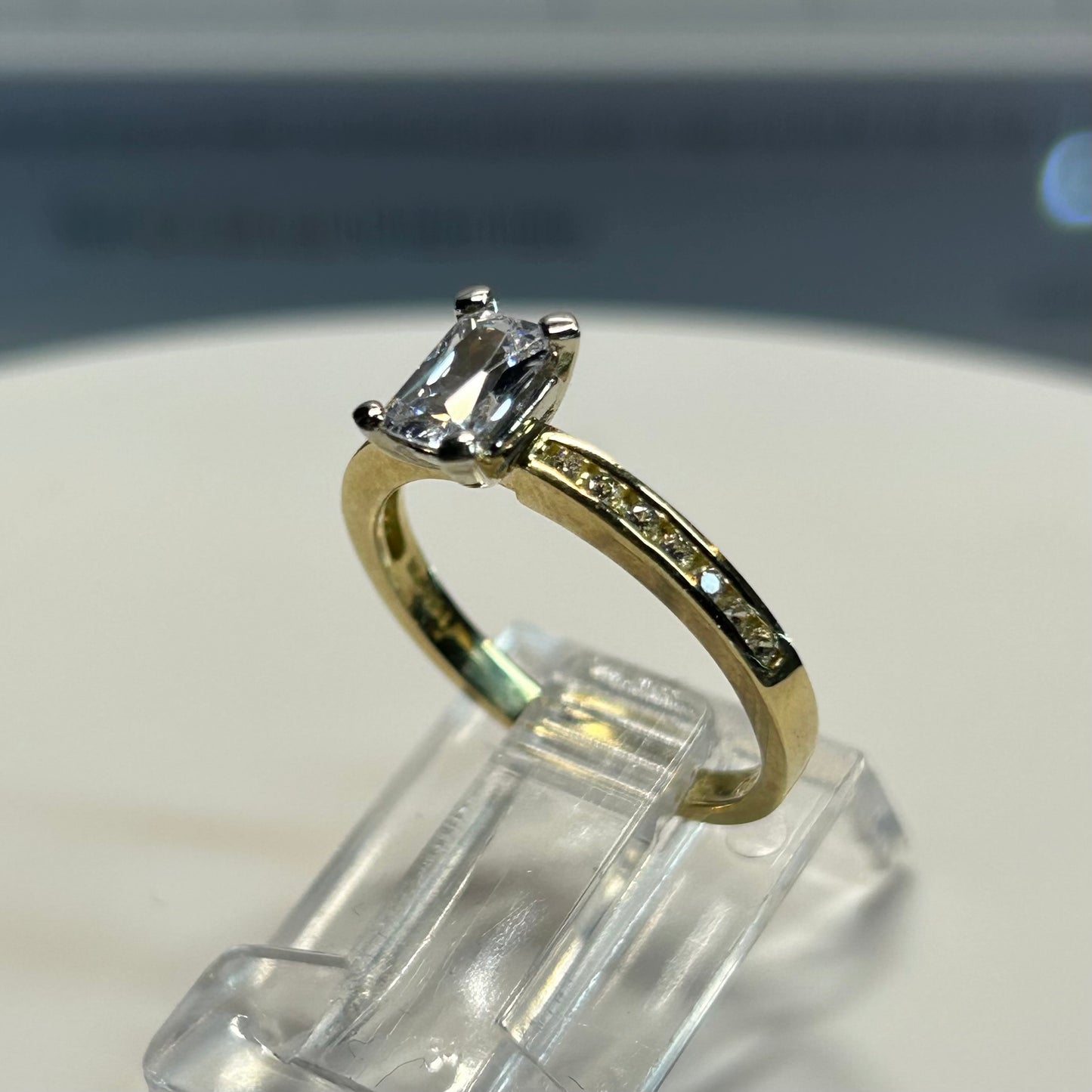 Anillo de compromiso en oro