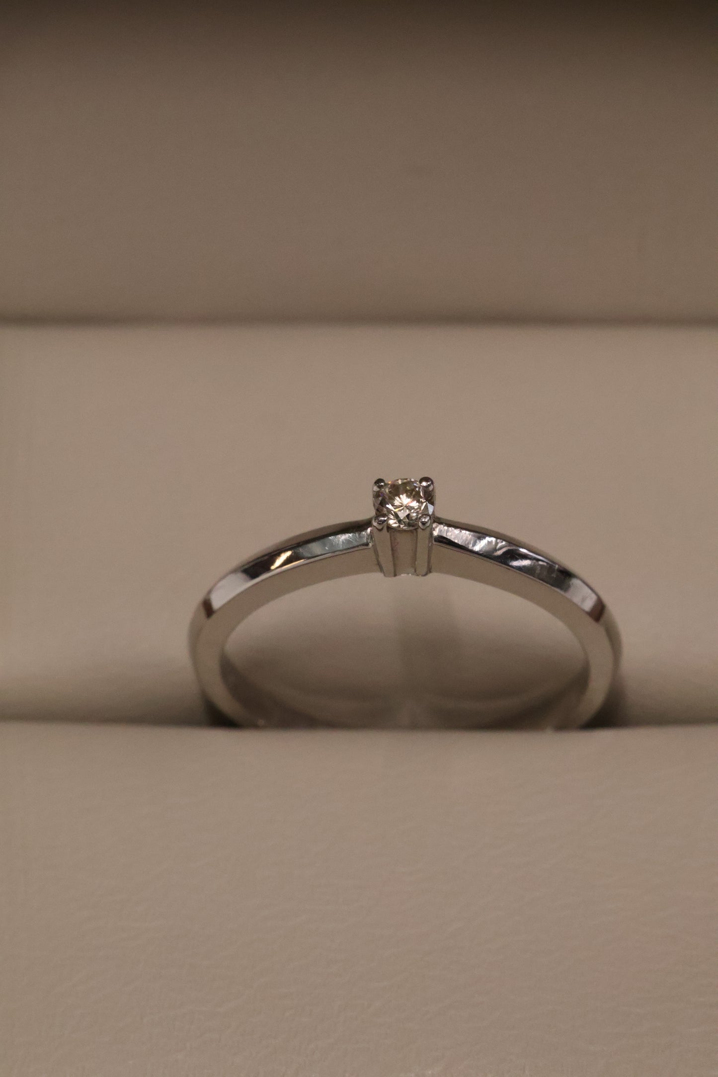 Anillo OF1641 en oro blanco 14k con diamante natural .08ct