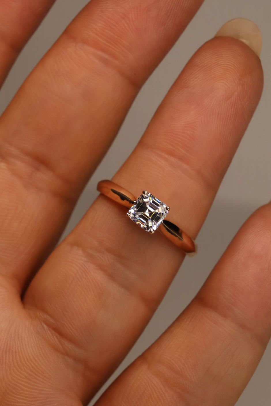 Anillo en Oro Rosa 10k con Circonia Mod.15970