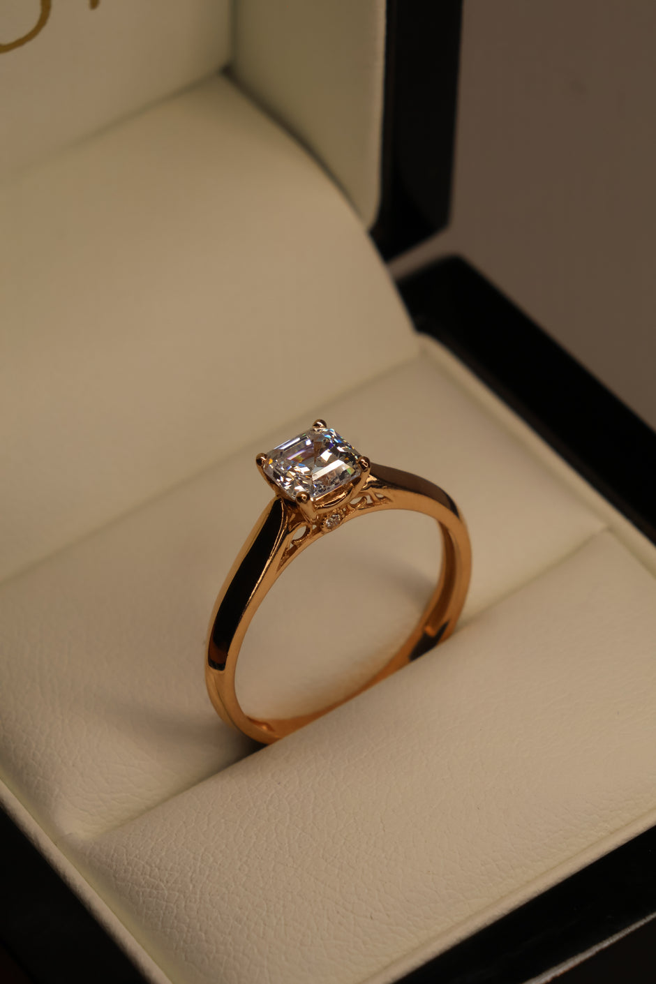 Anillo en Oro Rosa 10k con Circonia Mod.15970