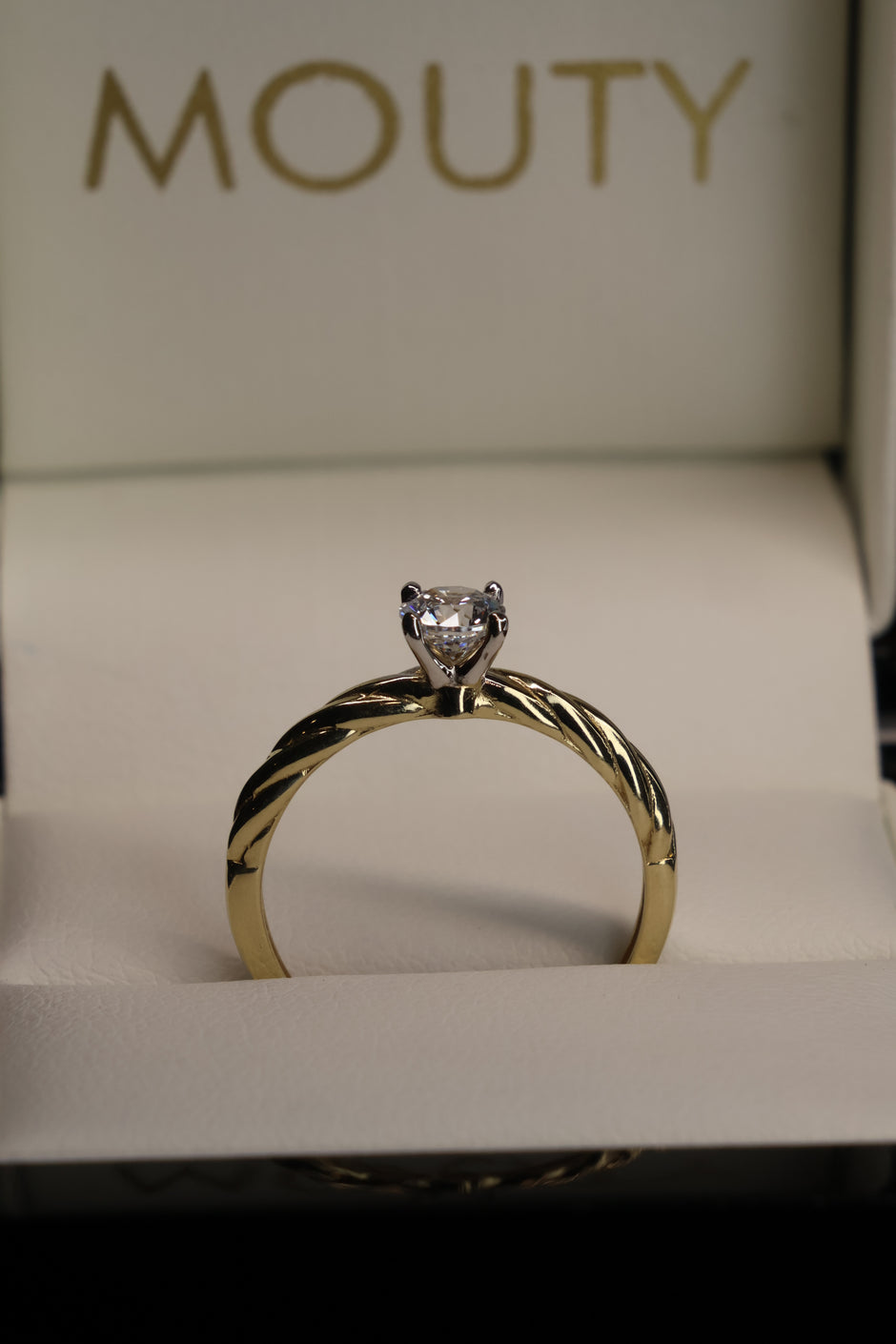 Anillo en Oro Amarillo 10k con Circonia Mod.15956