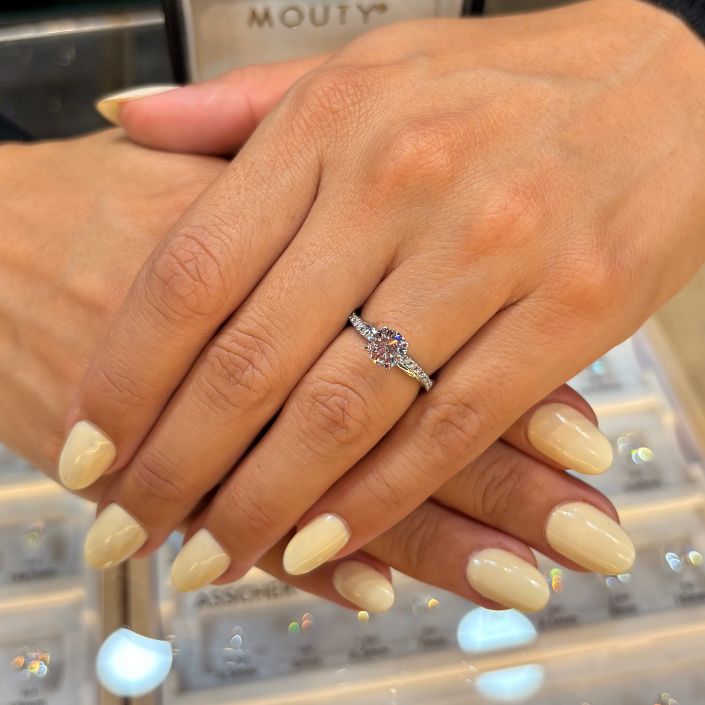 Anillo Slim en oro con diamante de laboratorio corte redondo 1.00ct