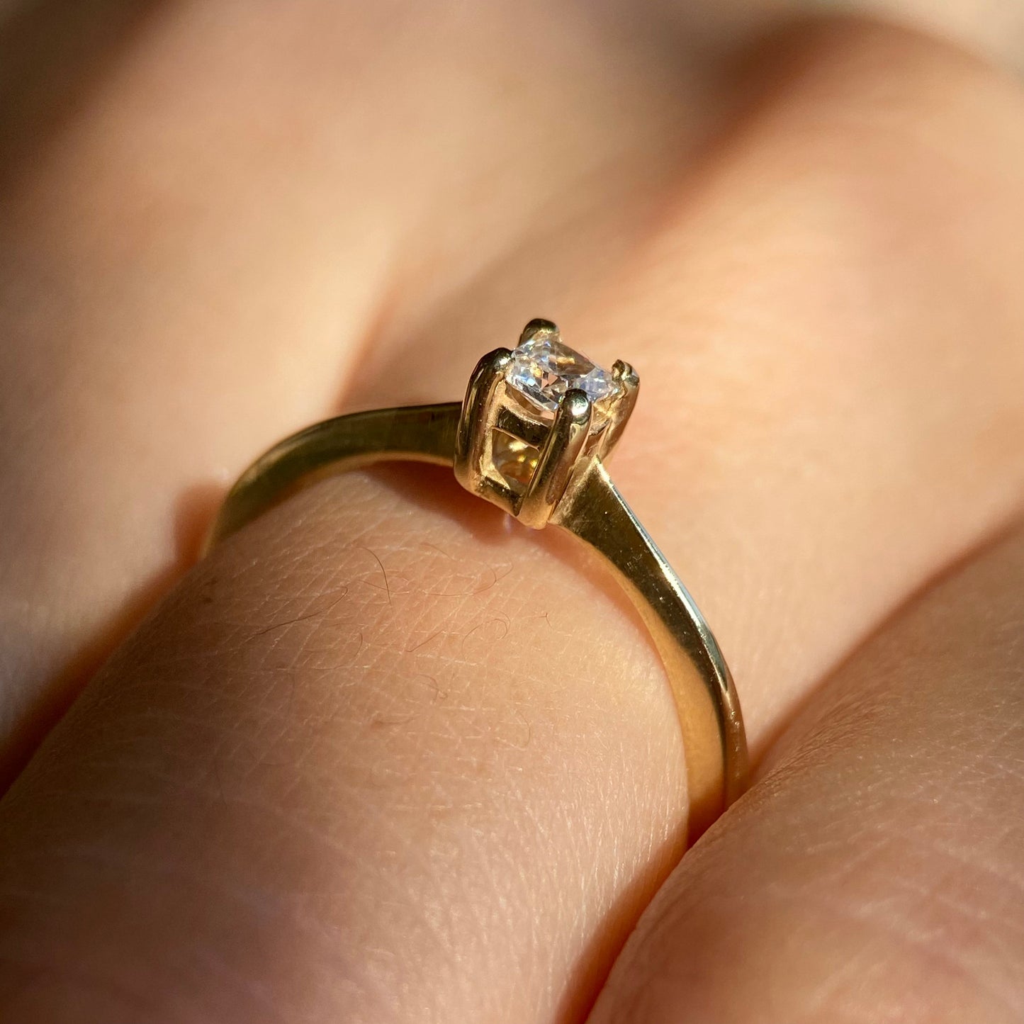 Anillo Darian en oro amarillo 14k con circonia