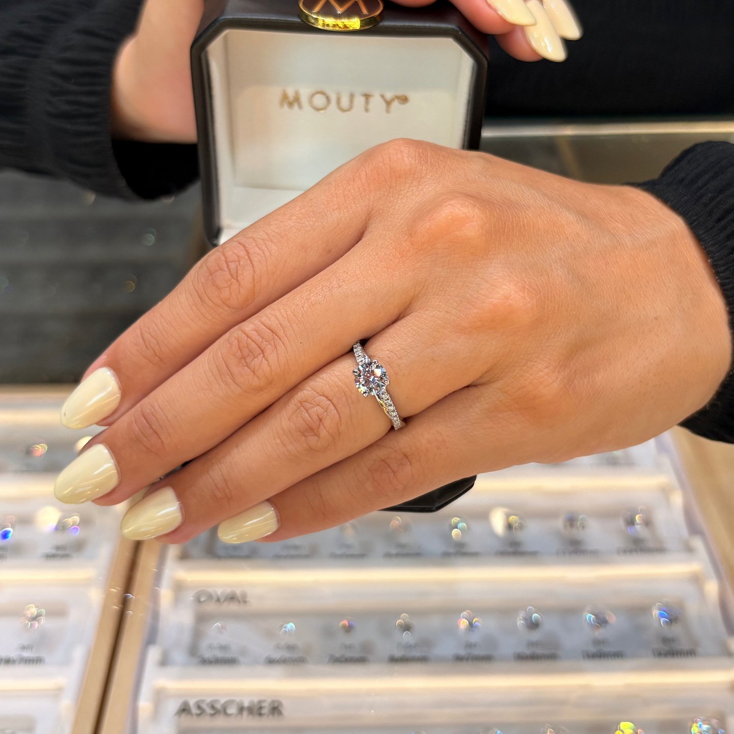 Anillo Slim en oro con diamante de laboratorio corte redondo 1.00ct