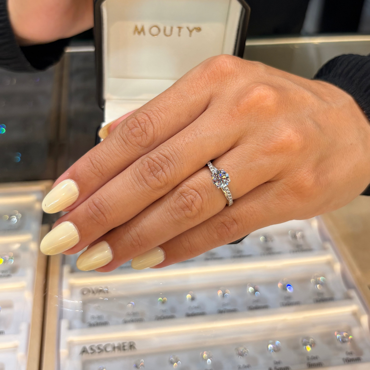 Anillo Slim en oro con diamante de laboratorio corte redondo 1.00ct