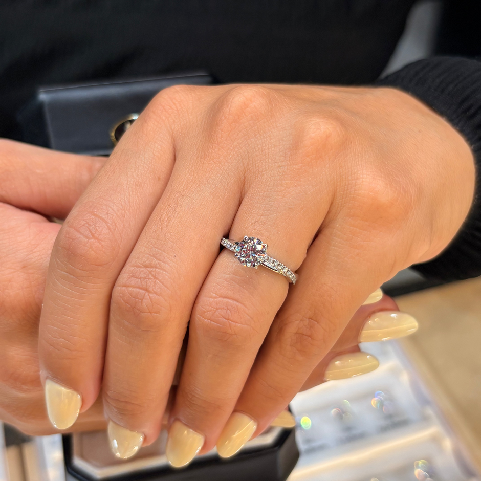 Anillo Slim en oro con diamante de laboratorio corte redondo 1.00ct