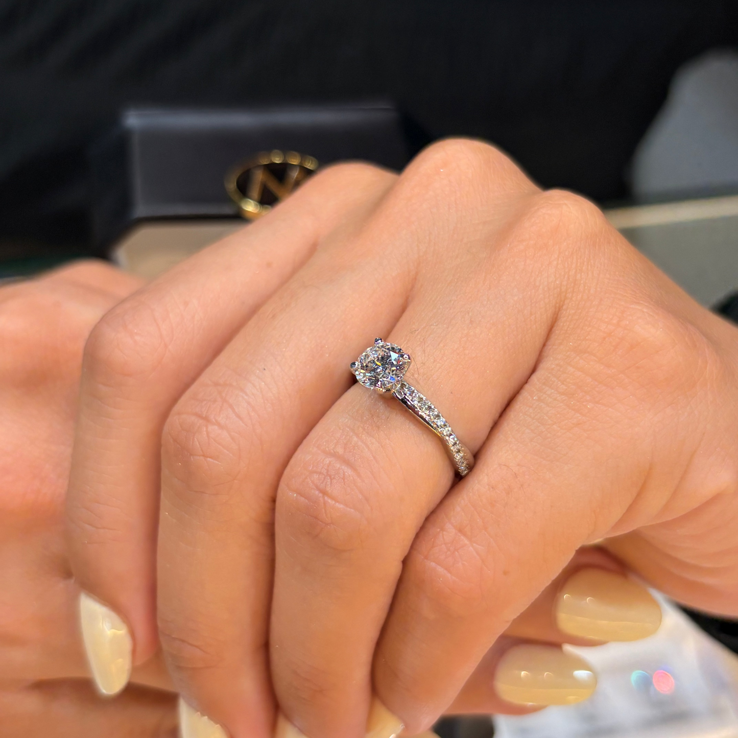 Anillo Slim en oro con diamante de laboratorio corte redondo 1.00ct